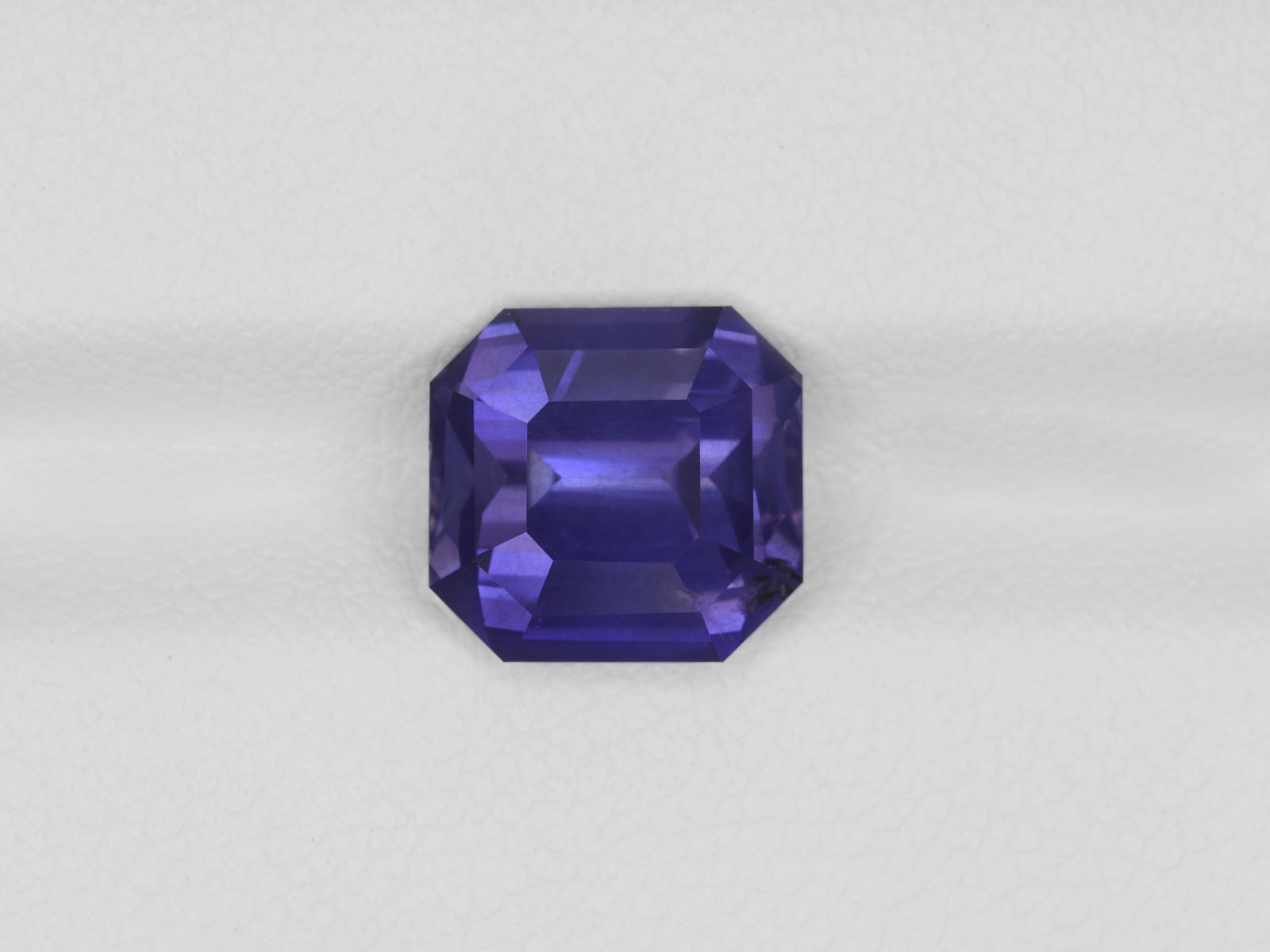 8800792-octagonal-fiery-bluish-violet-changing-to-deep-purple-grs-sri-lanka-natural-color-change-sapphire-4.83-ct