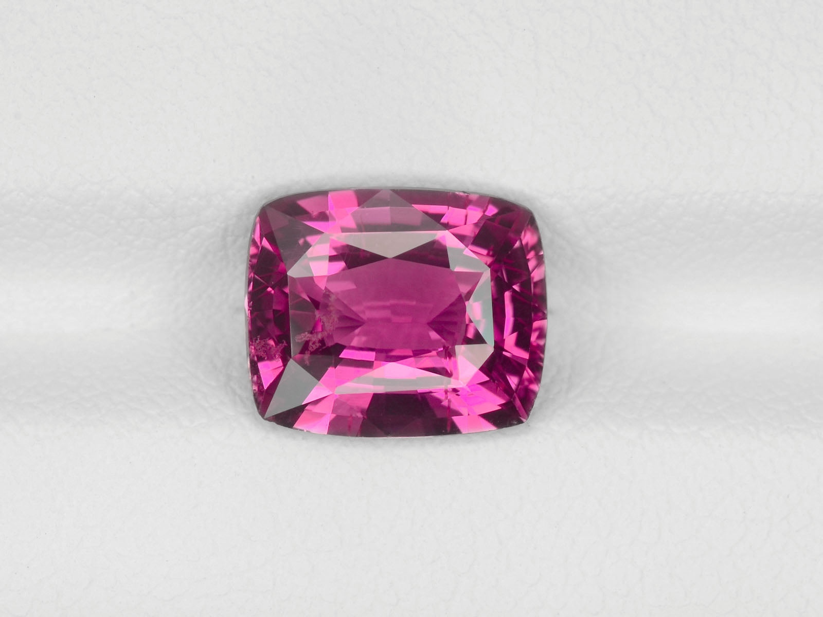 8800304-cushion-vivid-pink-red-igi-madagascar-natural-ruby-3.11-ct