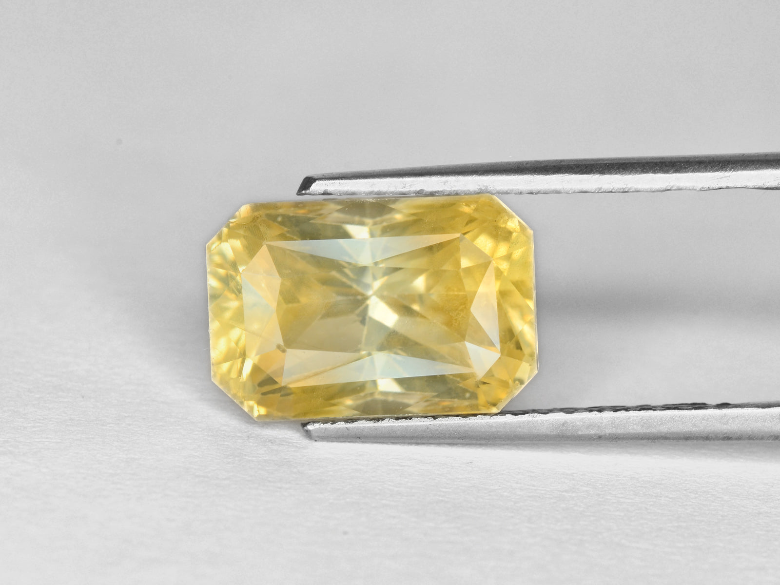 8800325-octagonal-lustrous-yellow-gia-sri-lanka-natural-yellow-sapphire-12.16-ct