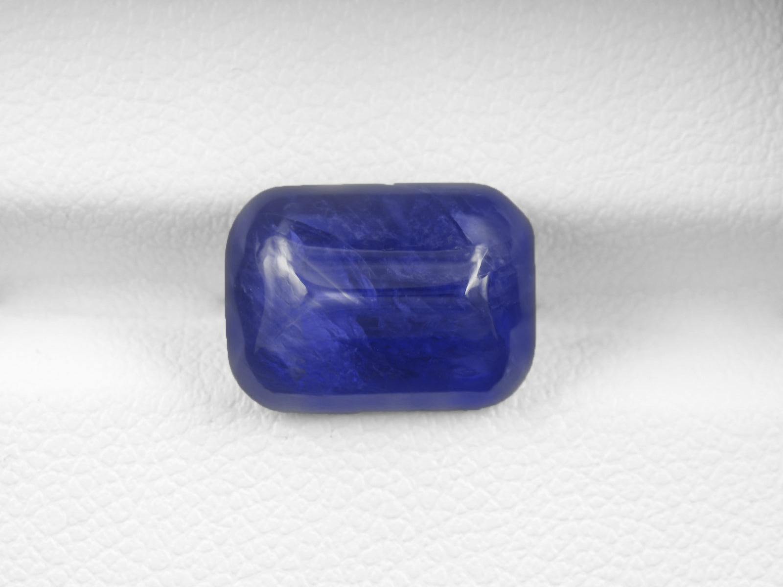 8800503-cabochon-cornflower-blue-igi-burma-natural-blue-sapphire-6.44-ct