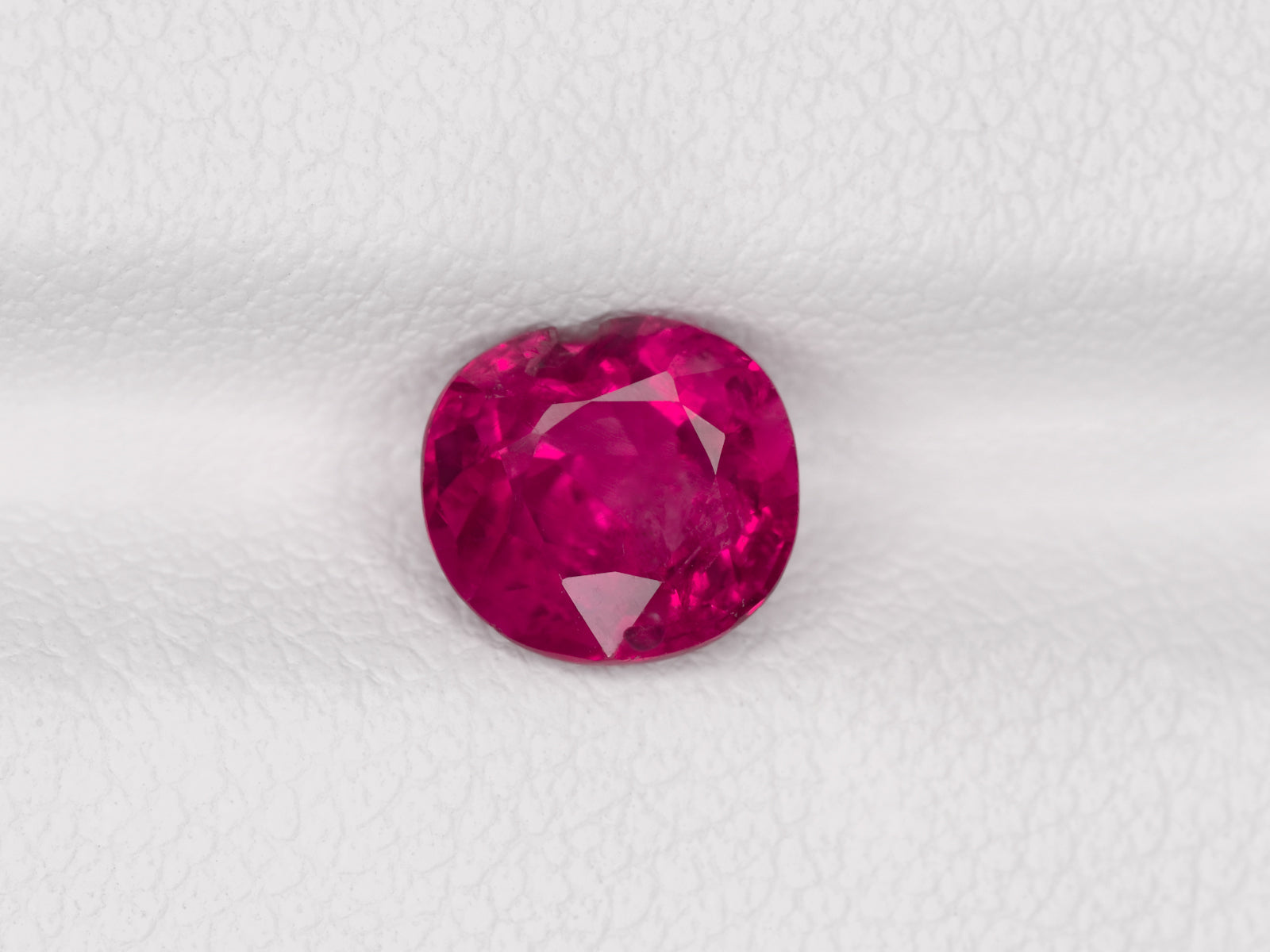8800386-oval-fiery-vivid-pinkish-red-grs-igi-burma-natural-ruby-1.37-ct