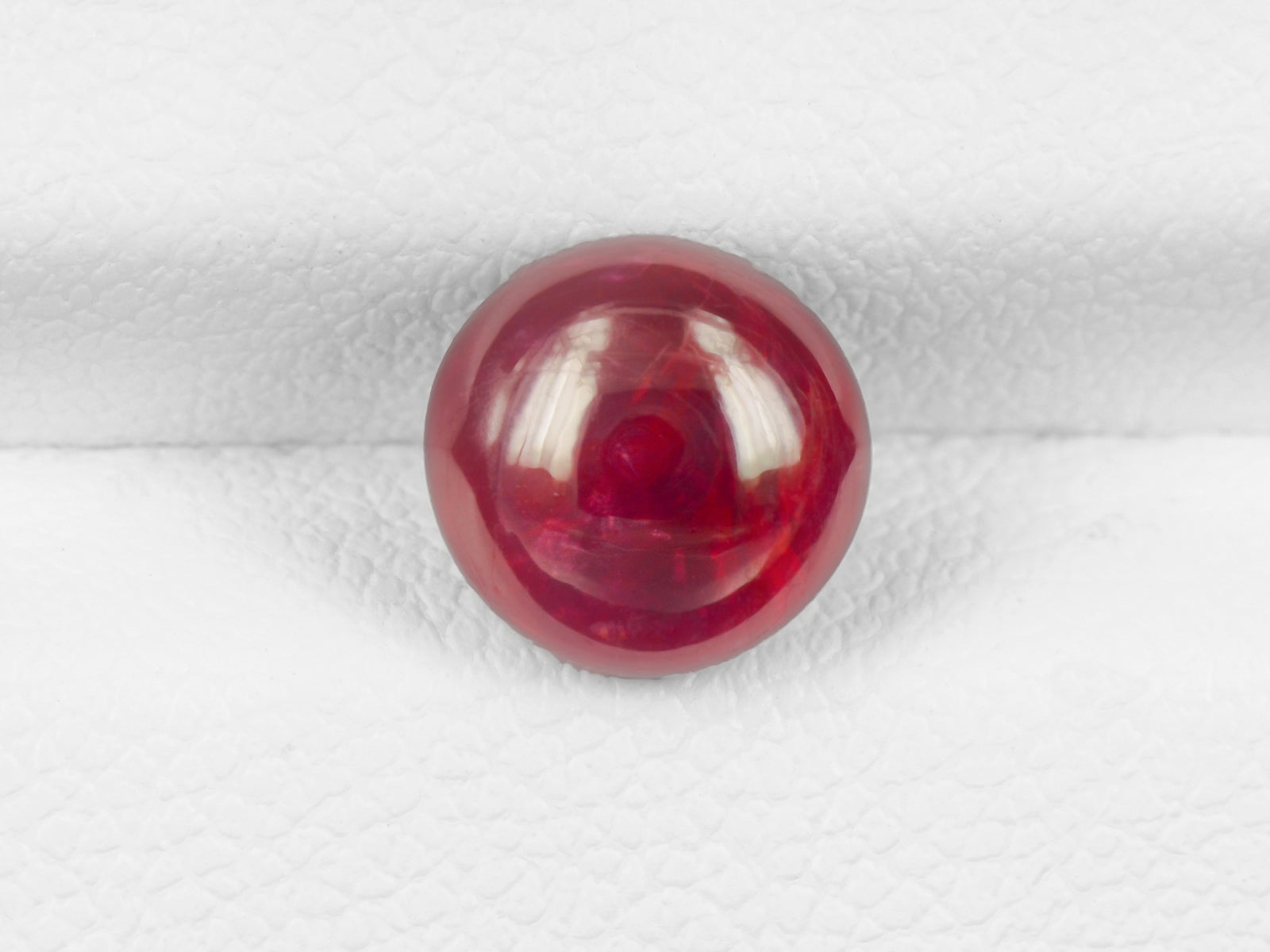 8800506-cabochon-pigeon-blood-red-igi-mozambique-natural-ruby-2.46-ct