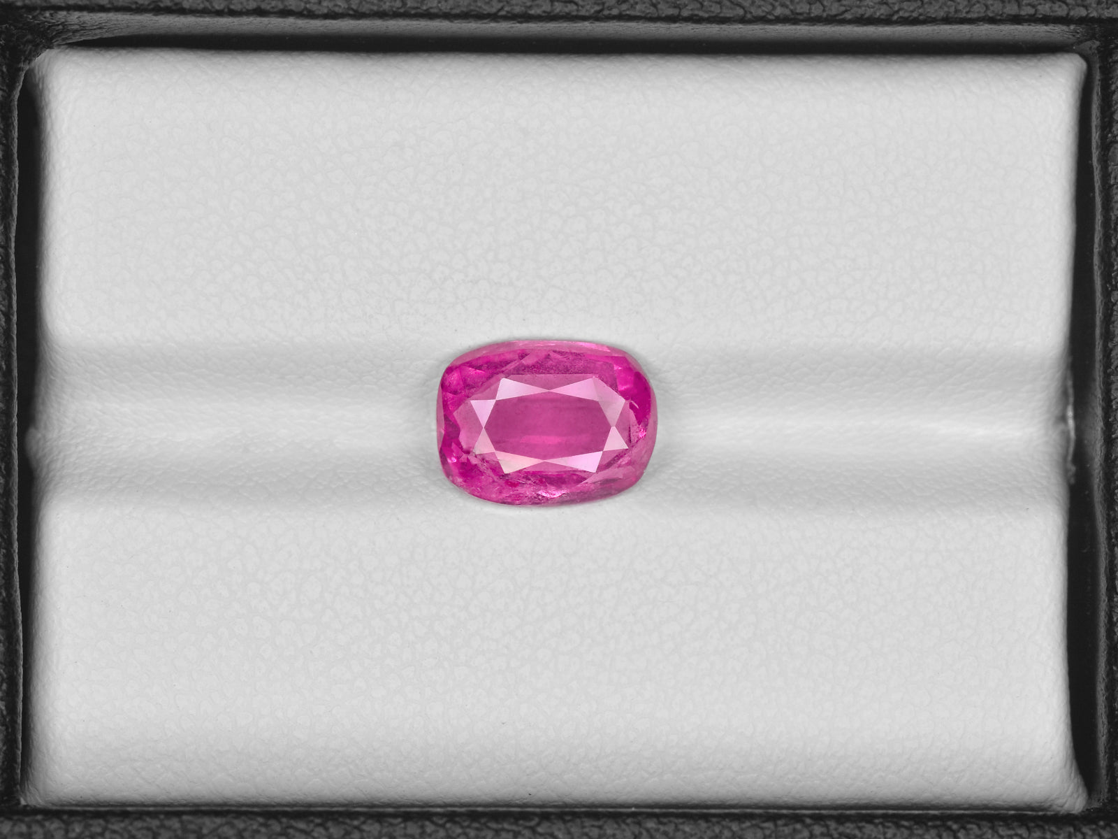 8801072-cushion-pink-red-igi-madagascar-natural-ruby-3.26-ct
