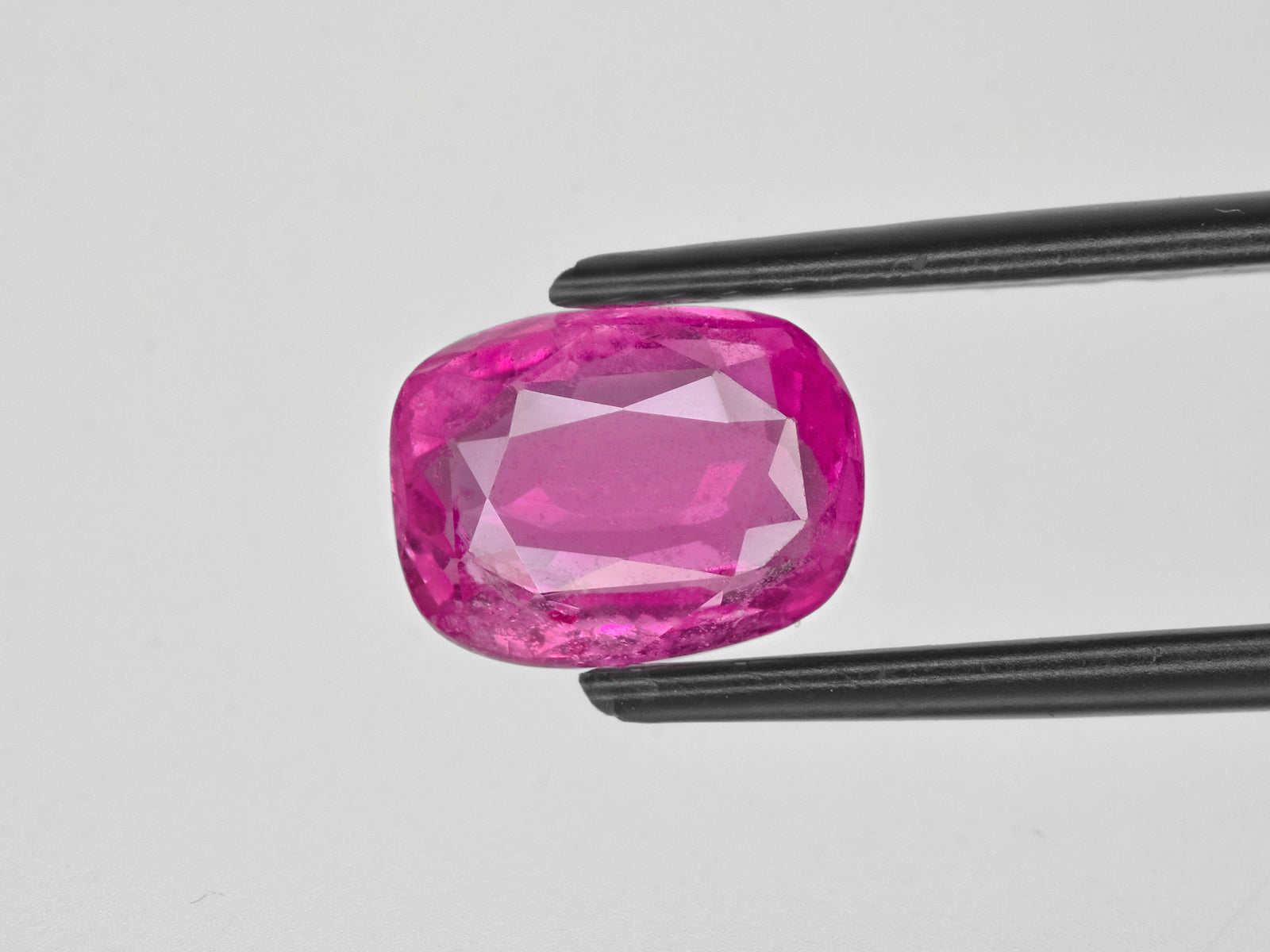 8801072-cushion-pink-red-igi-madagascar-natural-ruby-3.26-ct