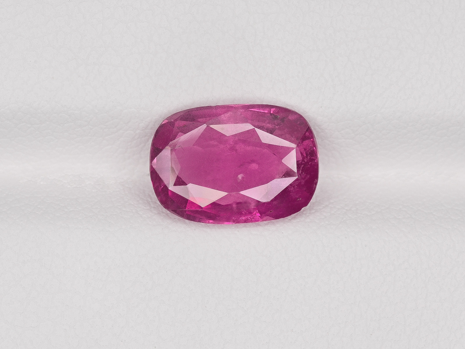 8800685-cushion-vevlety-pink-red-igi-madagascar-natural-ruby-3.10-ct