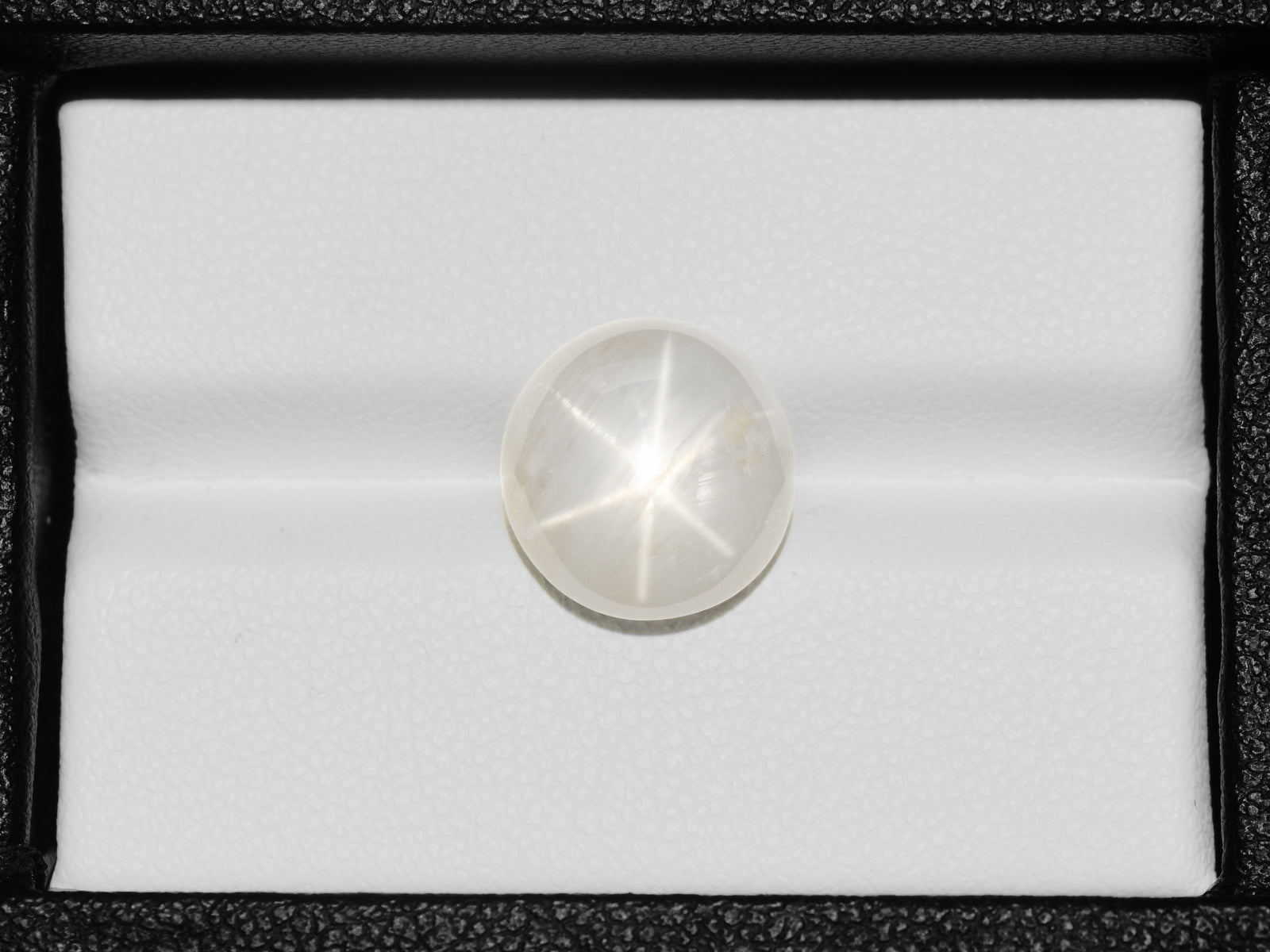 8800742-cabochon-greyish-white-igi-burma-natural-fancy-star-sapphire-10.30-ct