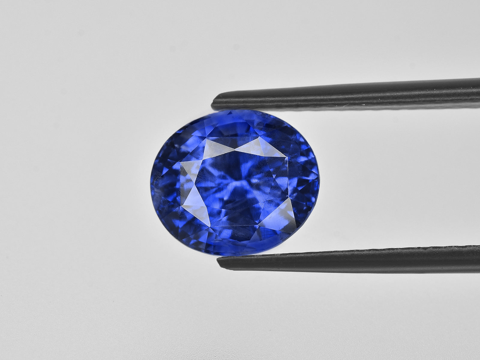 8801156-oval-fiery-vivid-royal-blue-gia-grs-madagascar-natural-blue-sapphire-5.30-ct