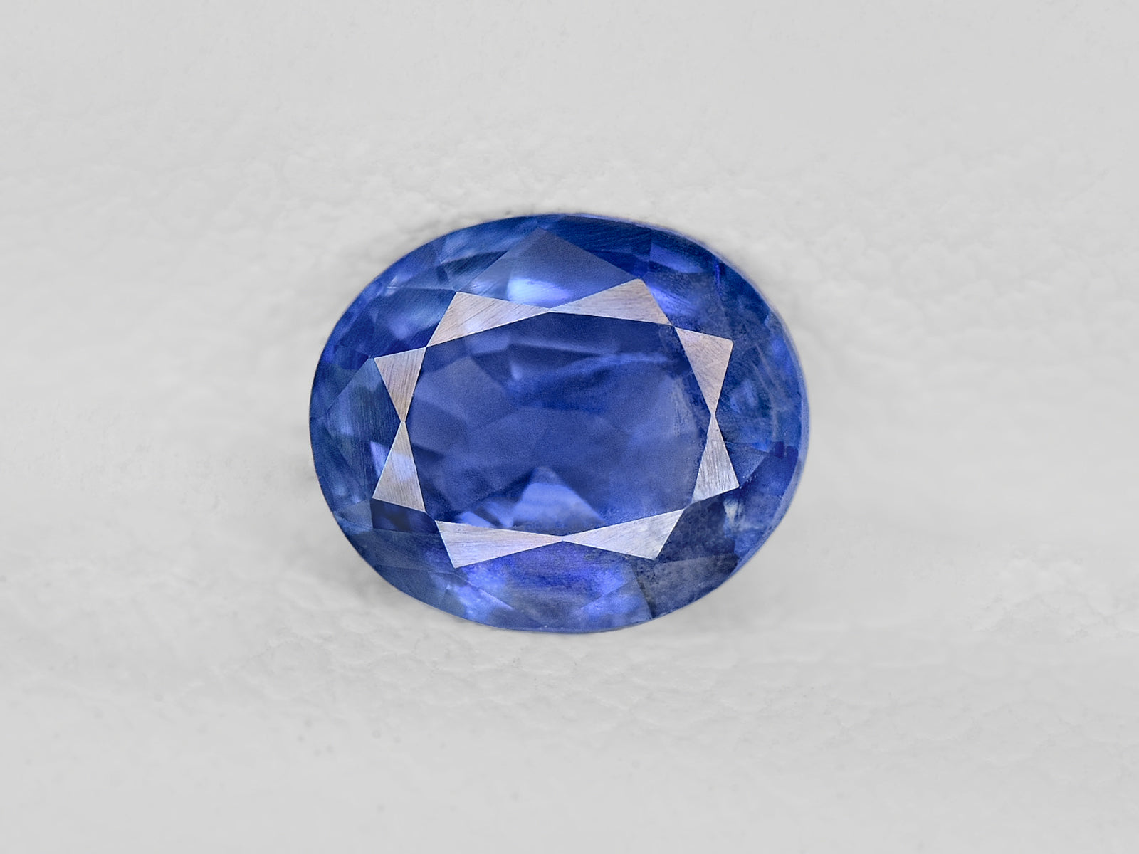 8801943-oval-cornflower-blue-gia-igi-kashmir-natural-blue-sapphire-0.69-ct
