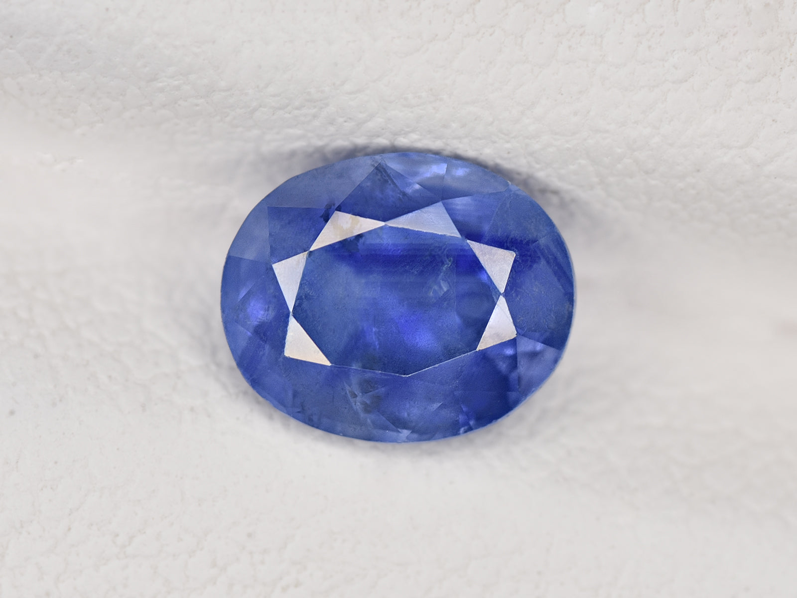 8801946-oval-intense-blue-changing-to-purplish-blue-gia-igi-kashmir-natural-color-change-sapphire-1.56-ct