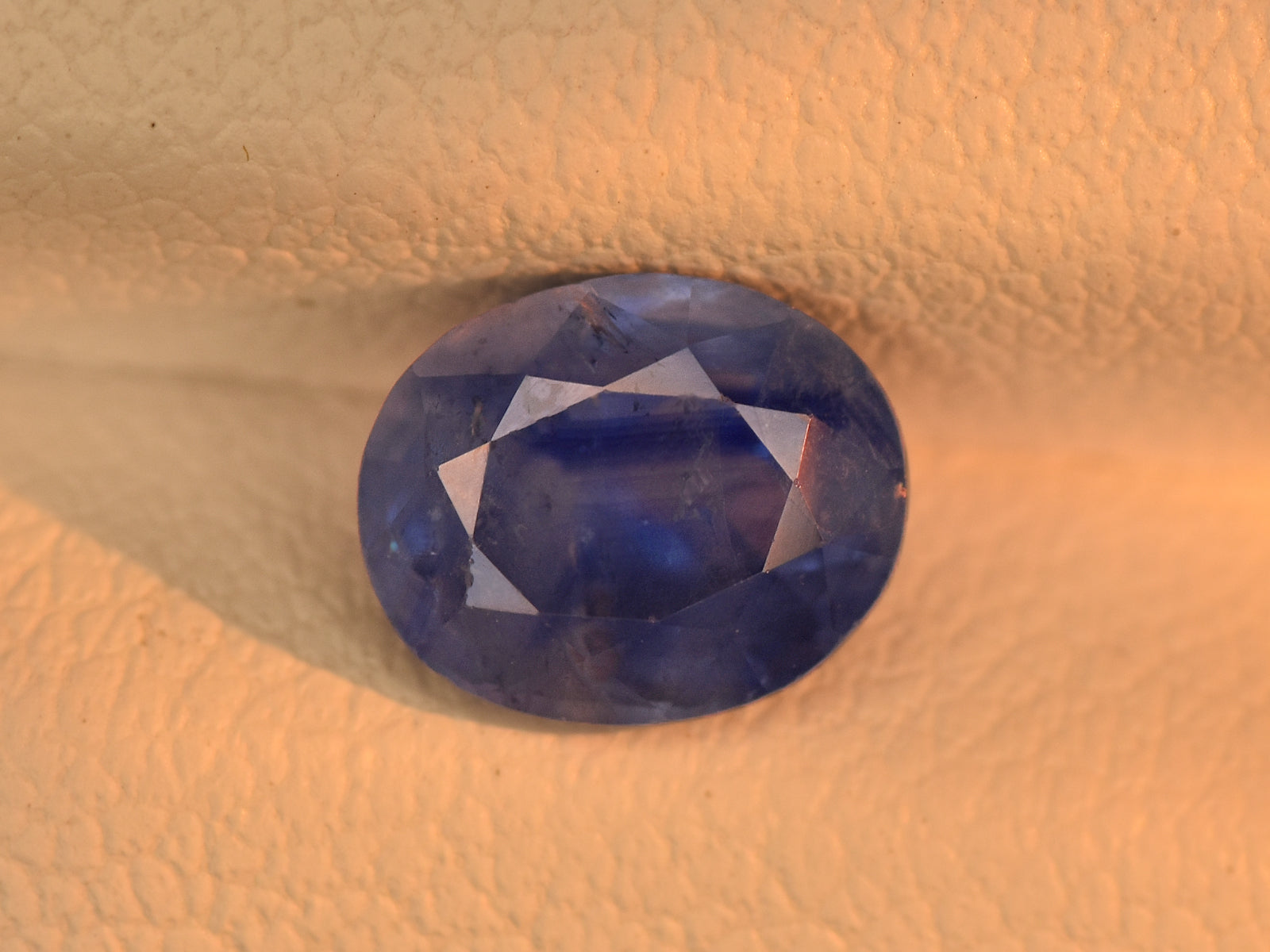 8801946-oval-intense-blue-changing-to-purplish-blue-gia-igi-kashmir-natural-color-change-sapphire-1.56-ct