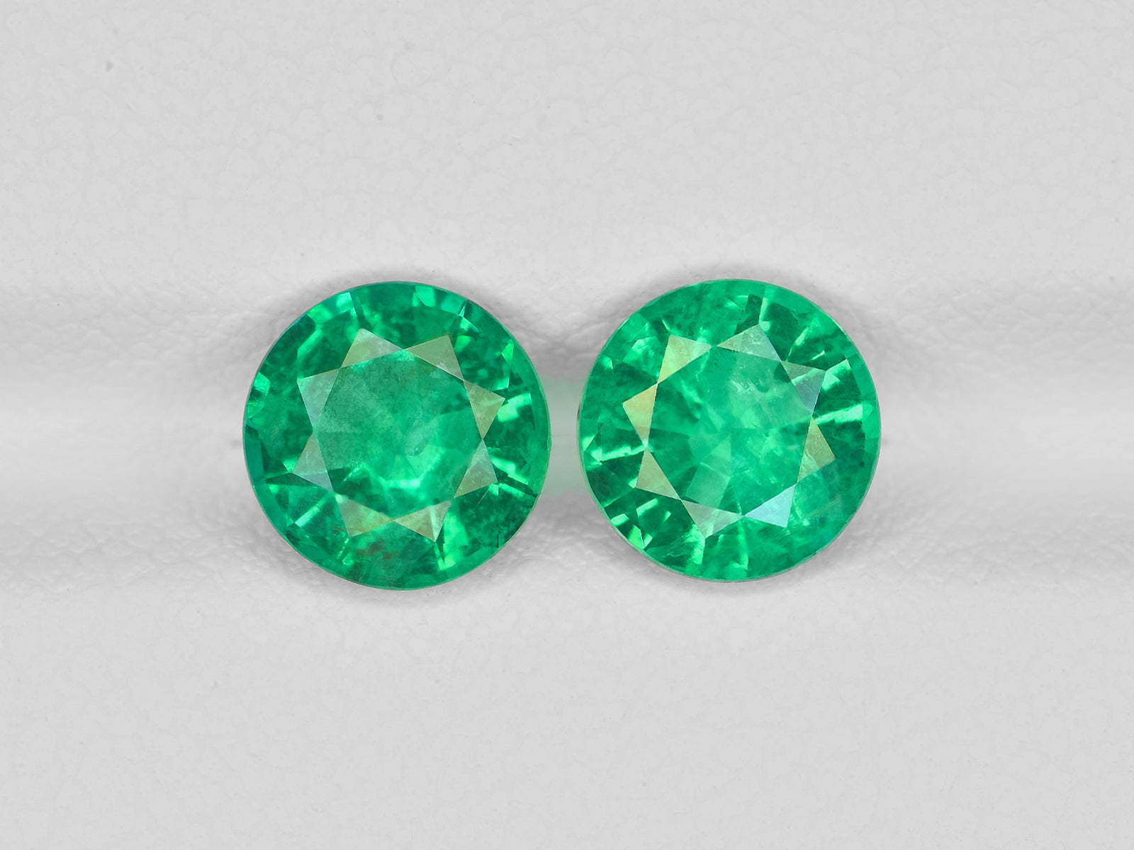 8800992-round-fiery-vivid-green-grs-zambia-natural-emerald-2.46-ct