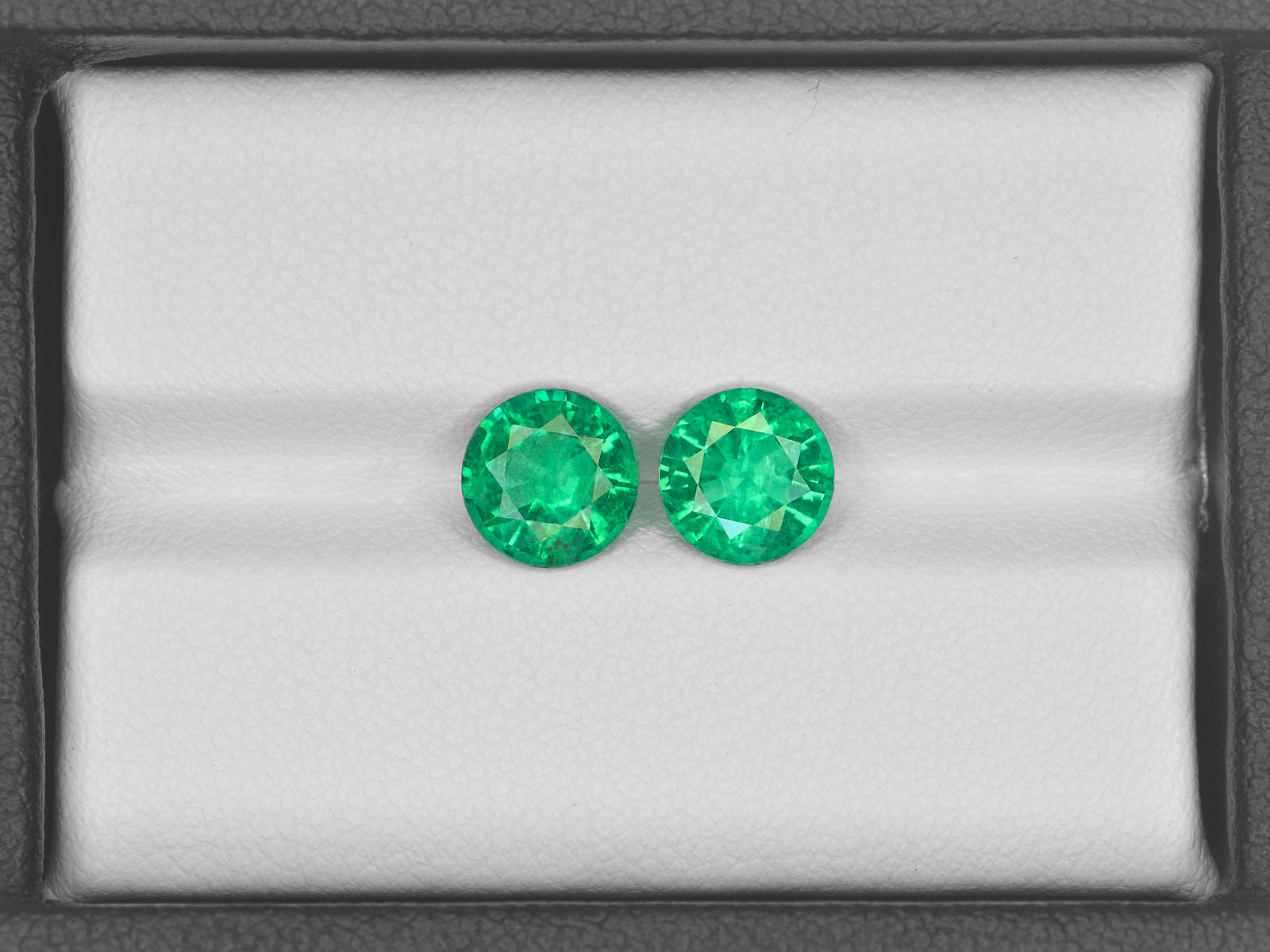 8800992-round-fiery-vivid-green-grs-zambia-natural-emerald-2.46-ct