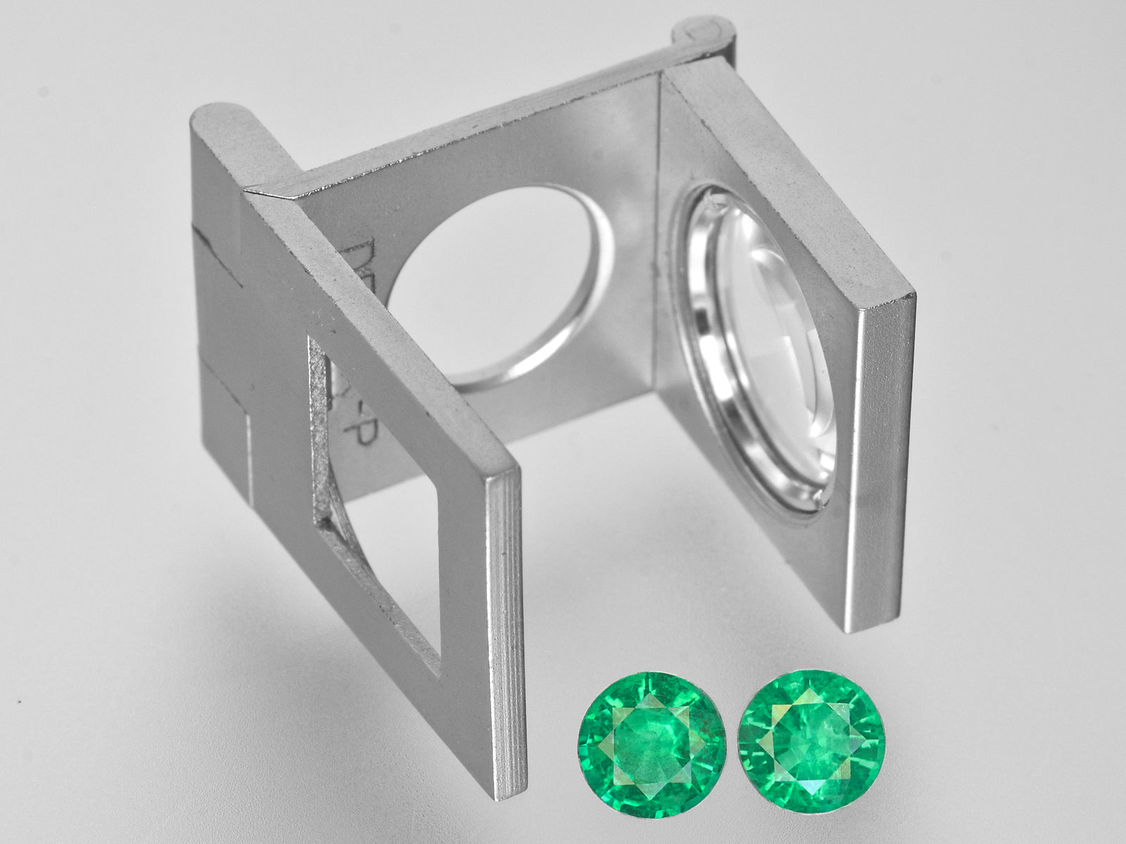 8800992-round-fiery-vivid-green-grs-zambia-natural-emerald-2.46-ct