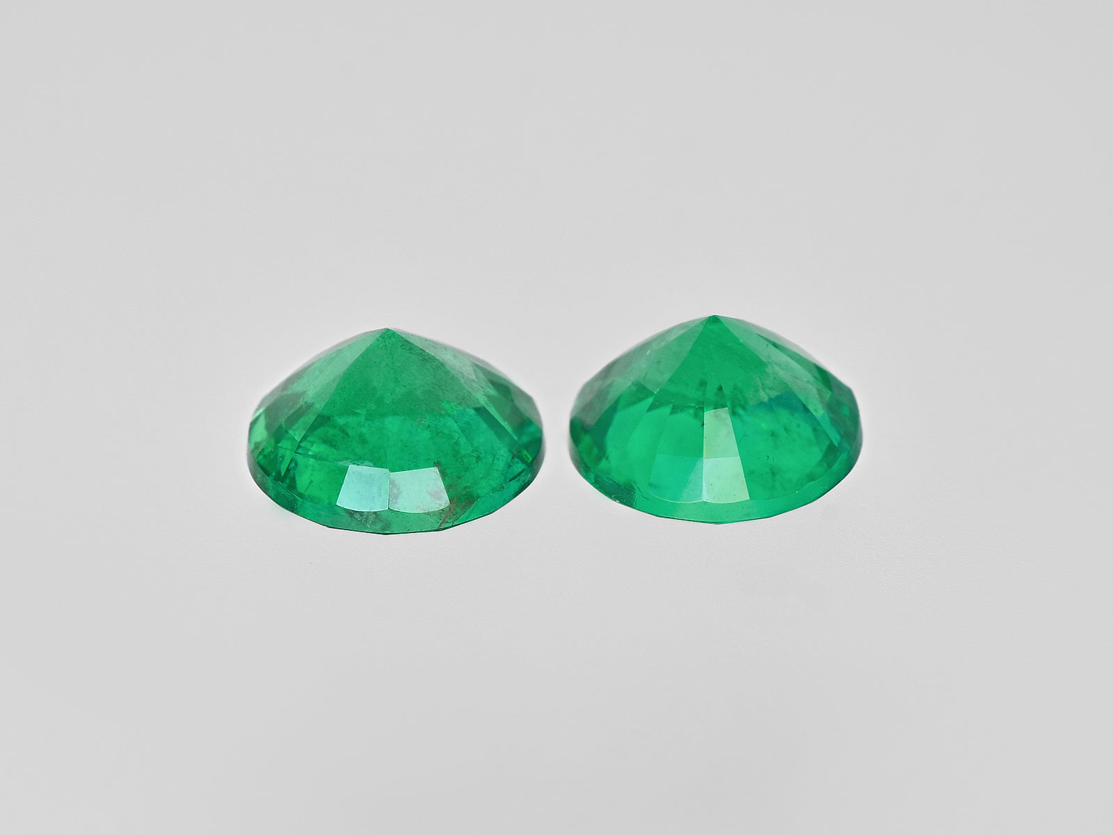 8800992-round-fiery-vivid-green-grs-zambia-natural-emerald-2.46-ct