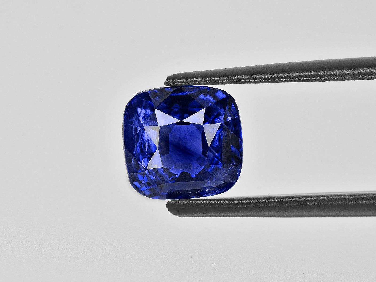 8801164-cushion-royal-blue-gia-grs-madagascar-natural-blue-sapphire-3.10-ct