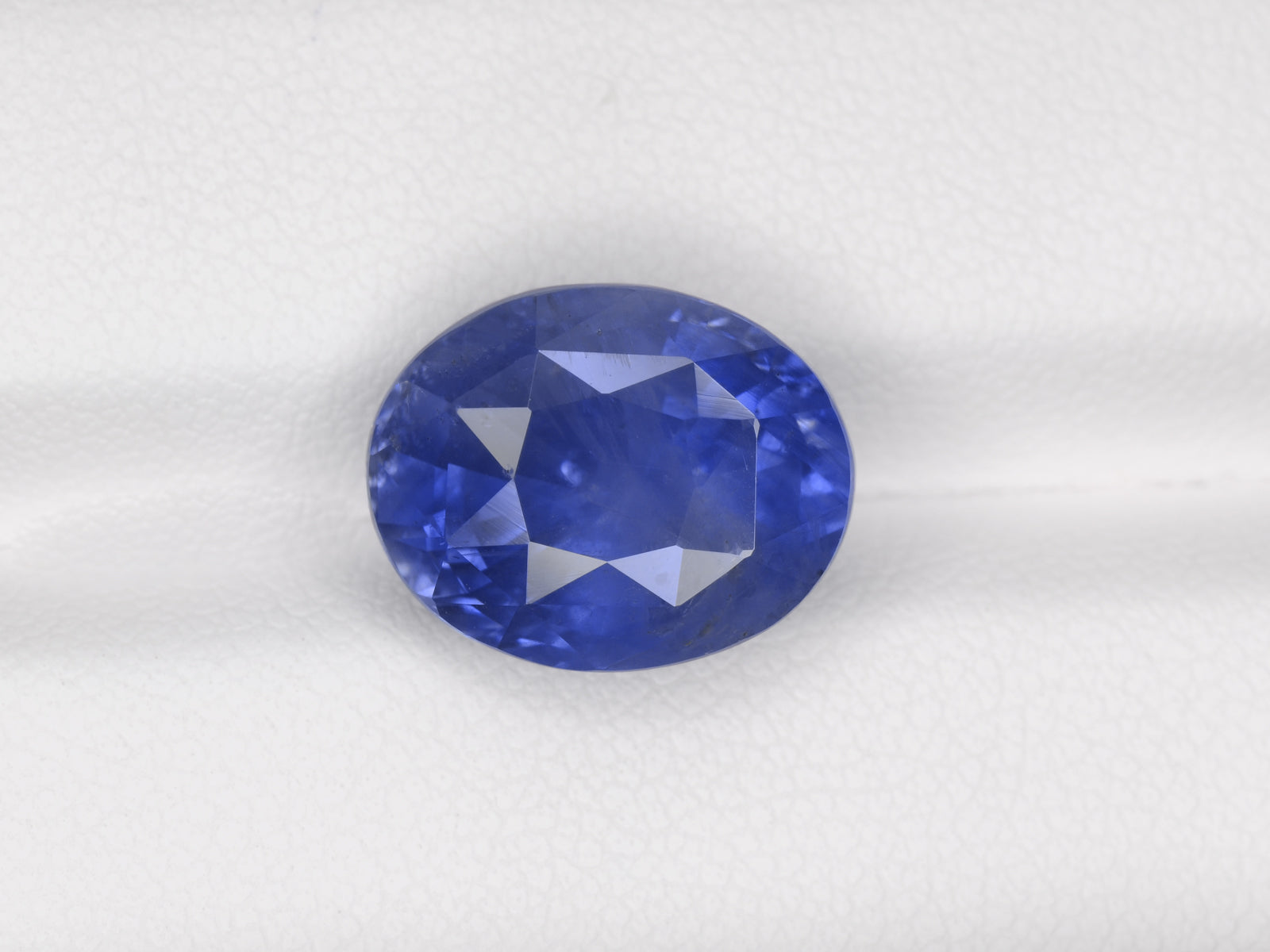 8800776-oval-velvety-intense-blue-igi-sri-lanka-natural-blue-sapphire-10.36-ct