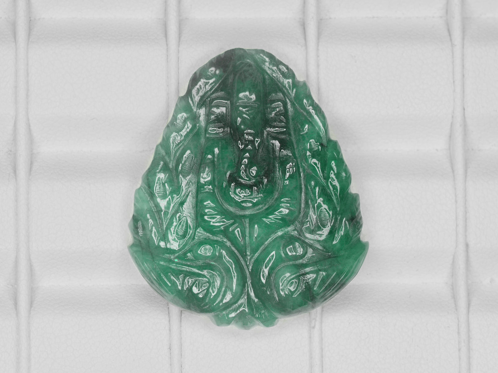 8800836-carved-medium-green-gii-zambia-natural-emerald-43.30-ct