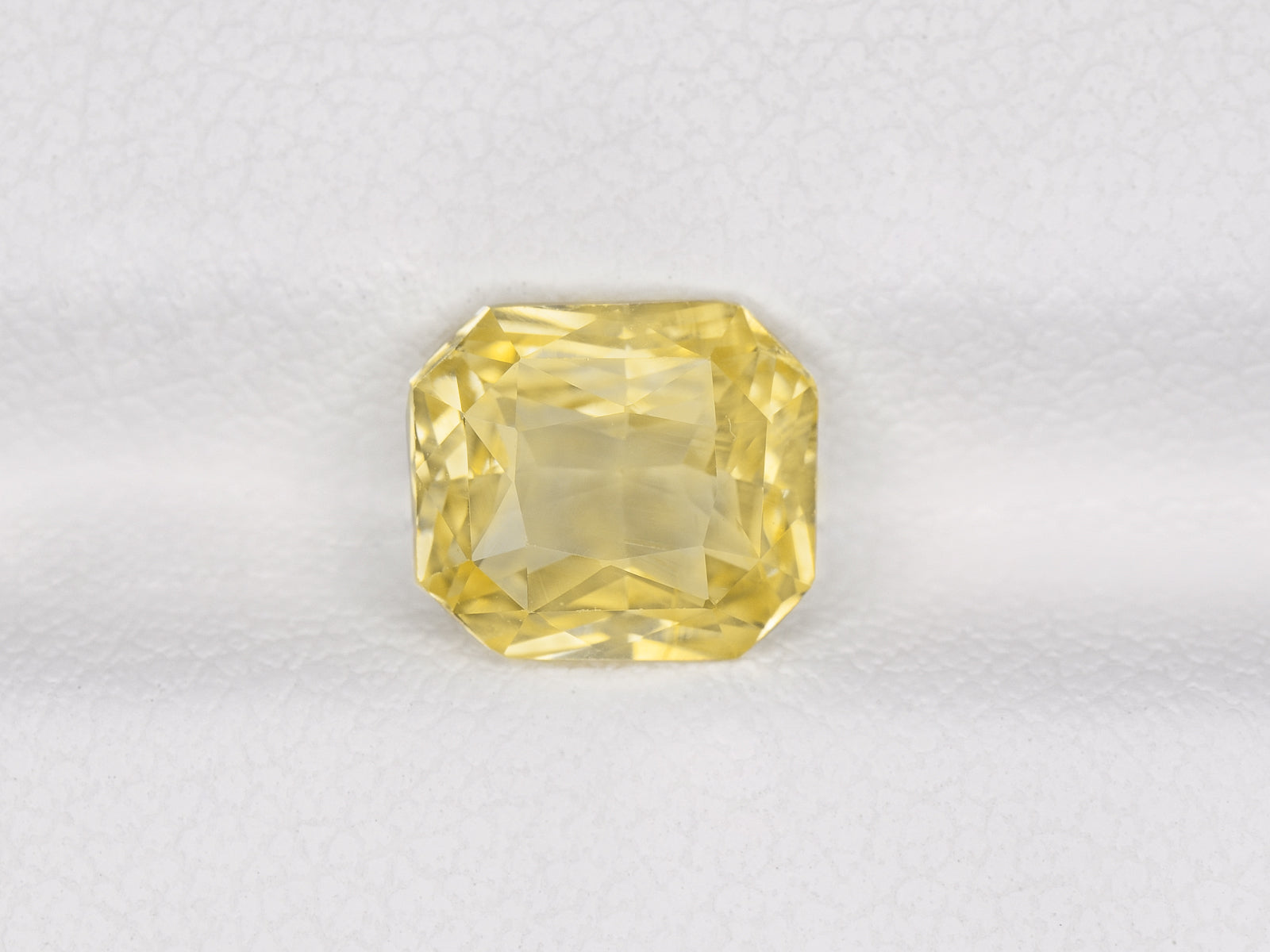 8800765-octagonal-lustrous-yellow-igi-sri-lanka-natural-yellow-sapphire-2.06-ct