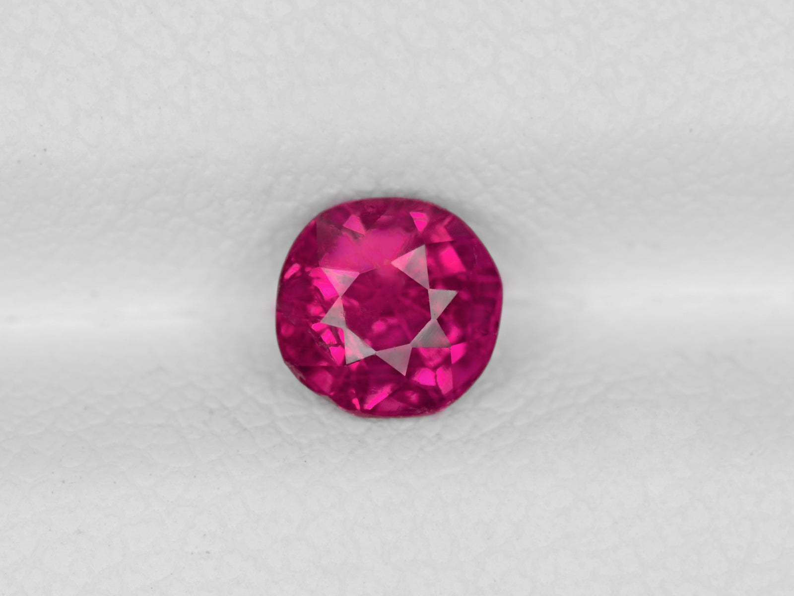8800877-cushion-fiery-vivid-pinkish-red-igi-burma-natural-ruby-0.88-ct