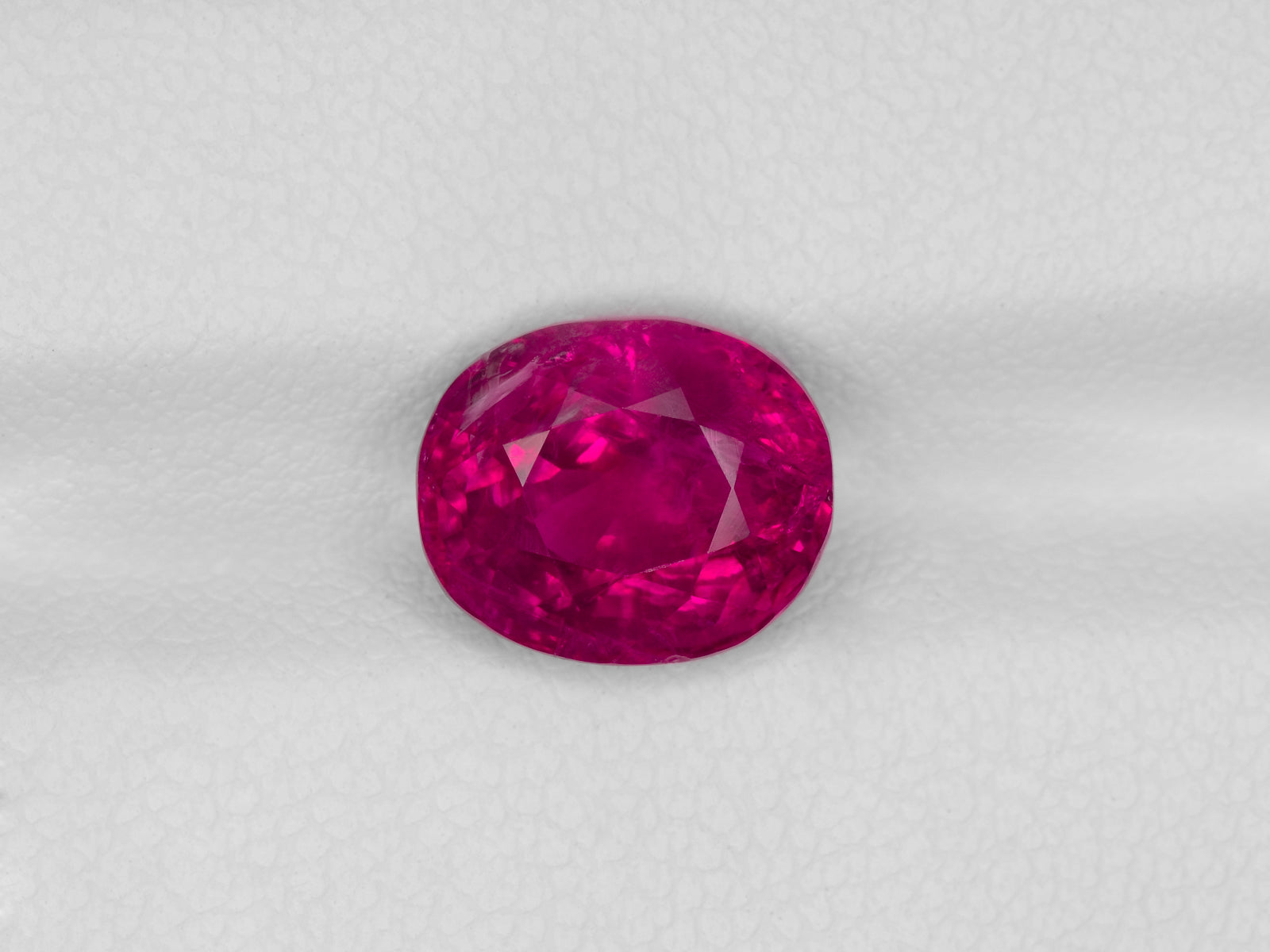 8800915-oval-fiery-rich-pinkish-red-gia-burma-natural-ruby-4.07-ct