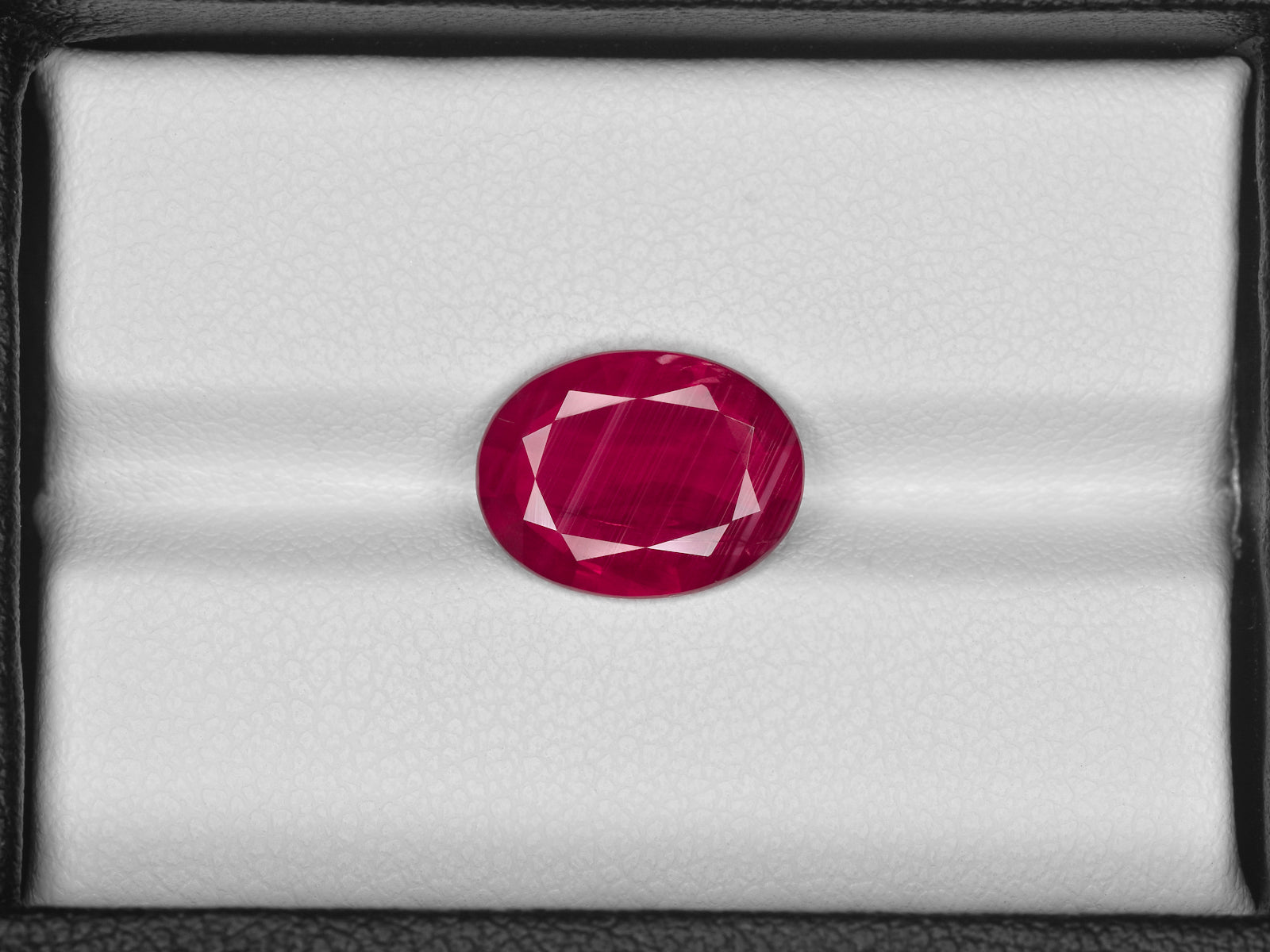 8801068-oval-pigeon-blood-red-grs-igi-mozambique-natural-ruby-4.14-ct