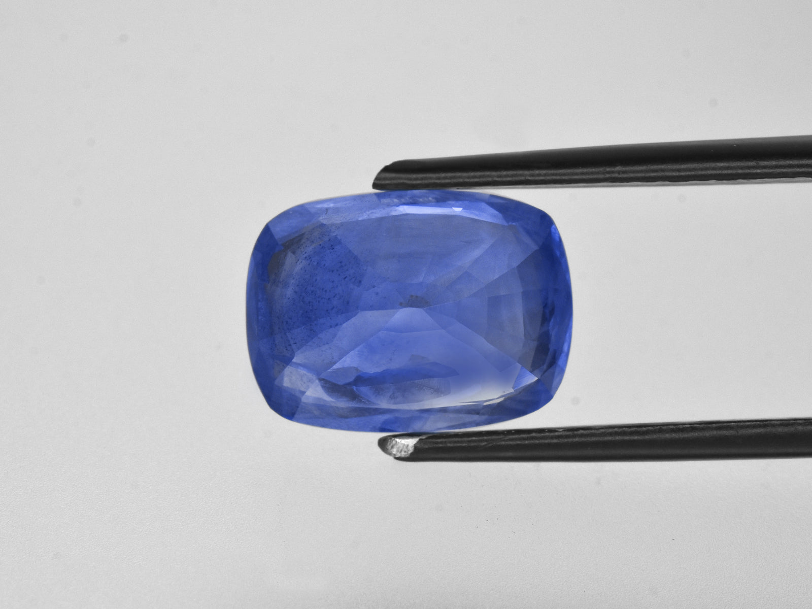 8801069-cushion-medium-blue-igi-burma-natural-blue-sapphire-6.85-ct