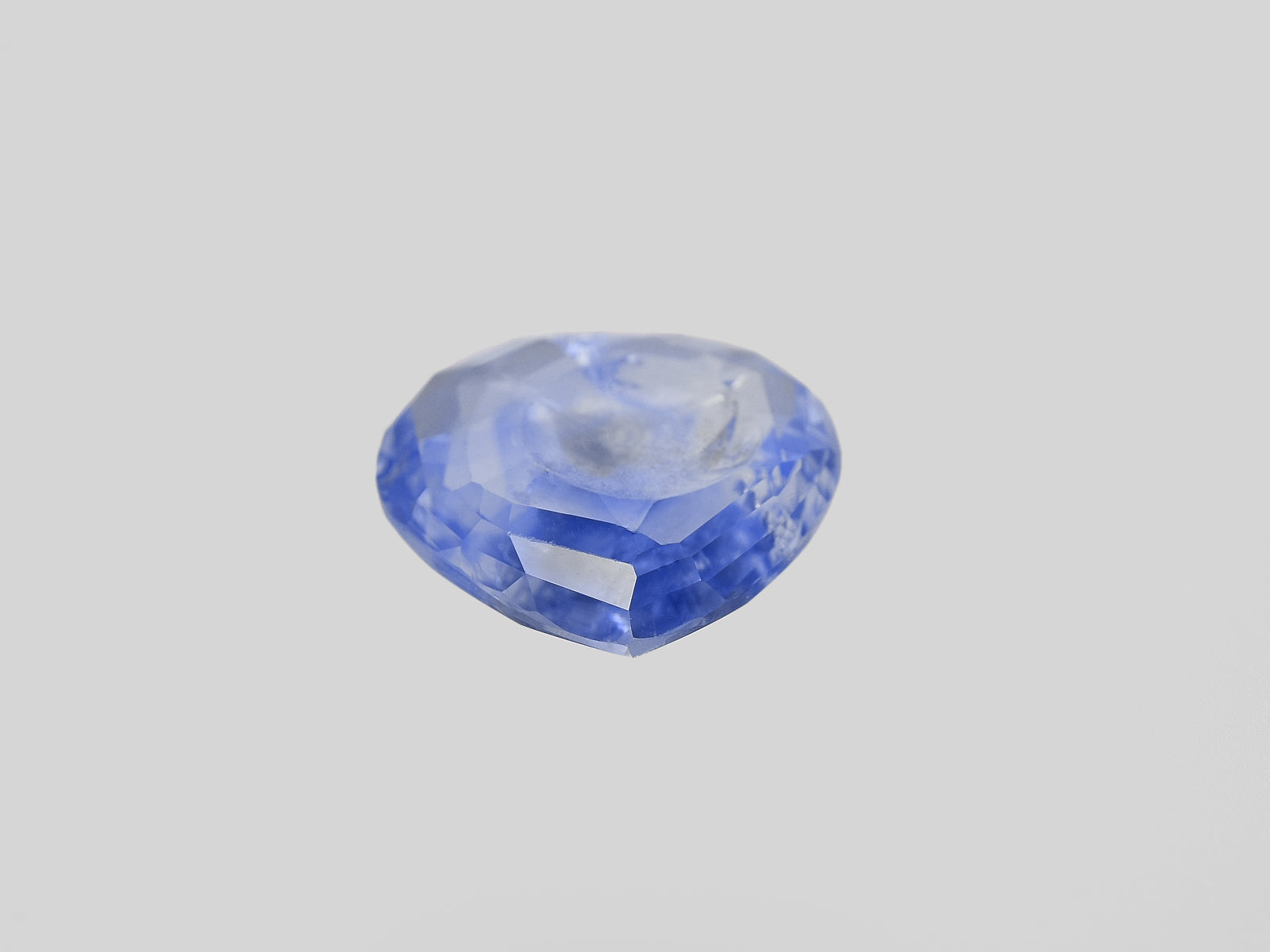 8801877-heart-medium-blue-gia-igi-kashmir-natural-blue-sapphire-4.52-ct