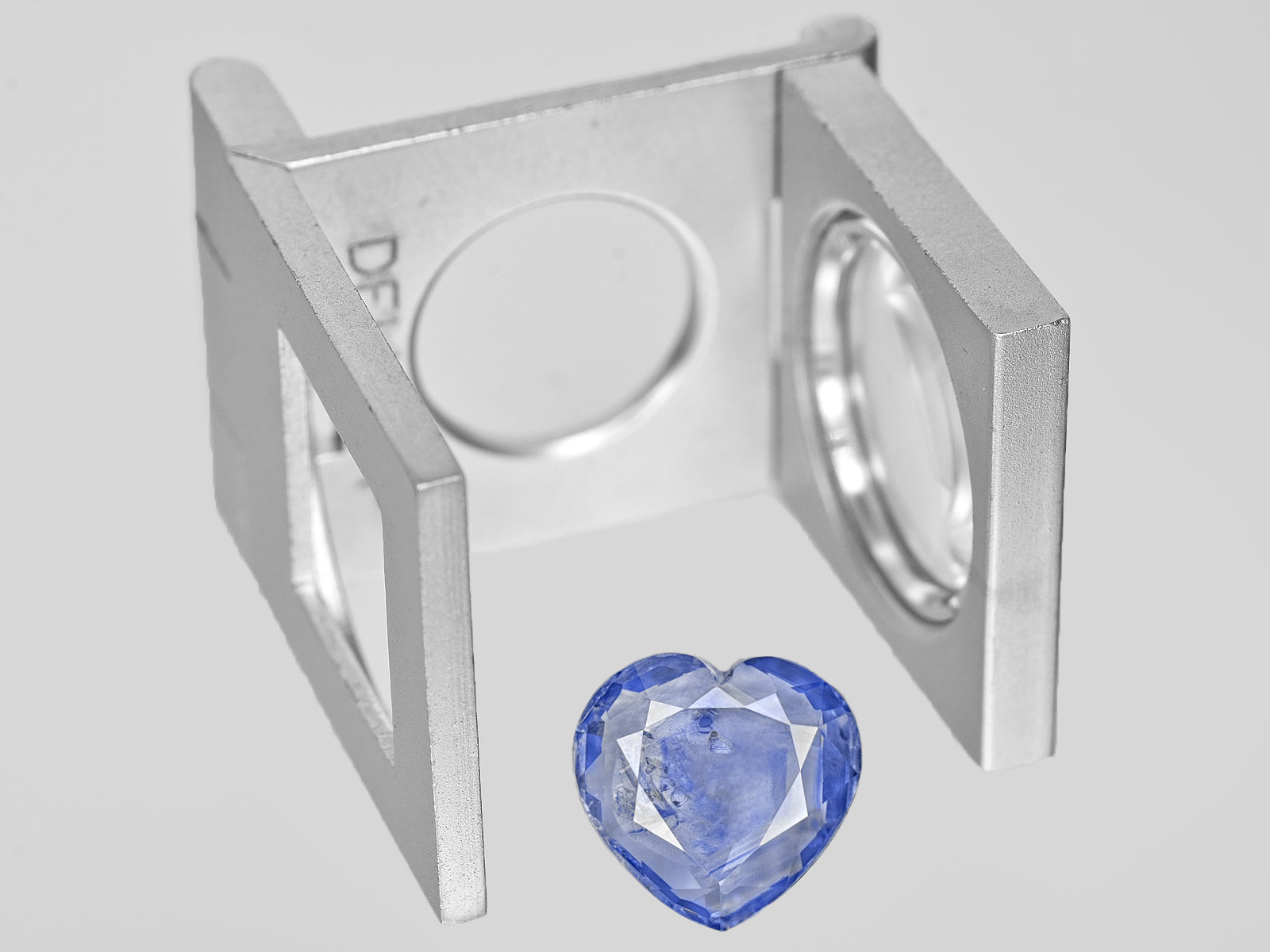 8801877-heart-medium-blue-gia-igi-kashmir-natural-blue-sapphire-4.52-ct