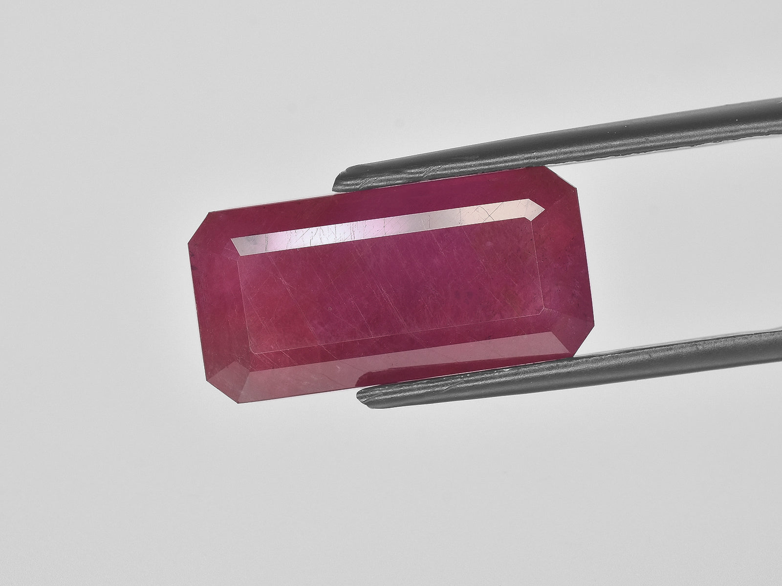 8801011-octagonal-dark-pinkish-red-igi-guinea-natural-ruby-14.20-ct