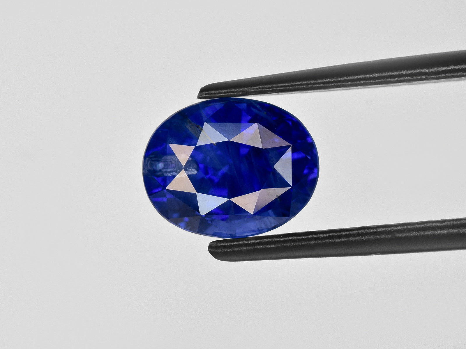 8800971-oval-velvety-intense-royal-blue-grs-sri-lanka-natural-blue-sapphire-3.70-ct