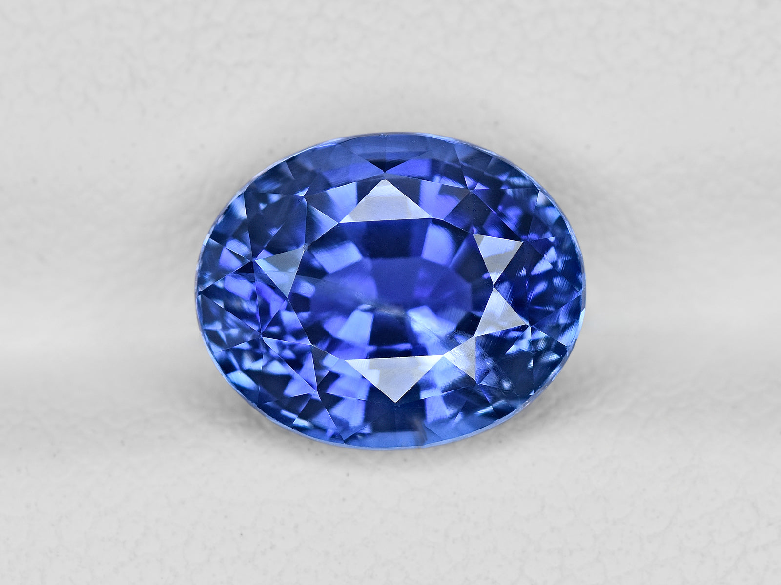 8801895-oval-fiery-vivid-blue-gia-gii-sri-lanka-natural-blue-sapphire-4.27-ct