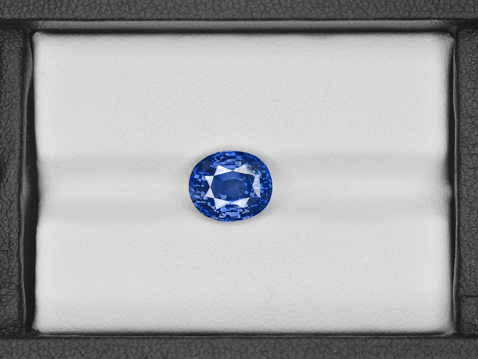8801896-oval-lustrous-royal-blue-gia-gii-sri-lanka-natural-blue-sapphire-3.51-ct