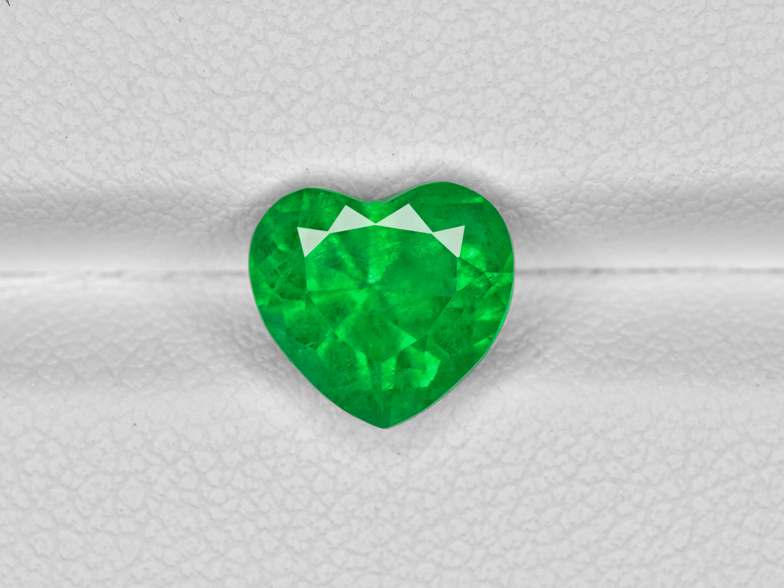 8801043-heart-fiery-vivid-green-grs-colombia-natural-emerald-2.36-ct