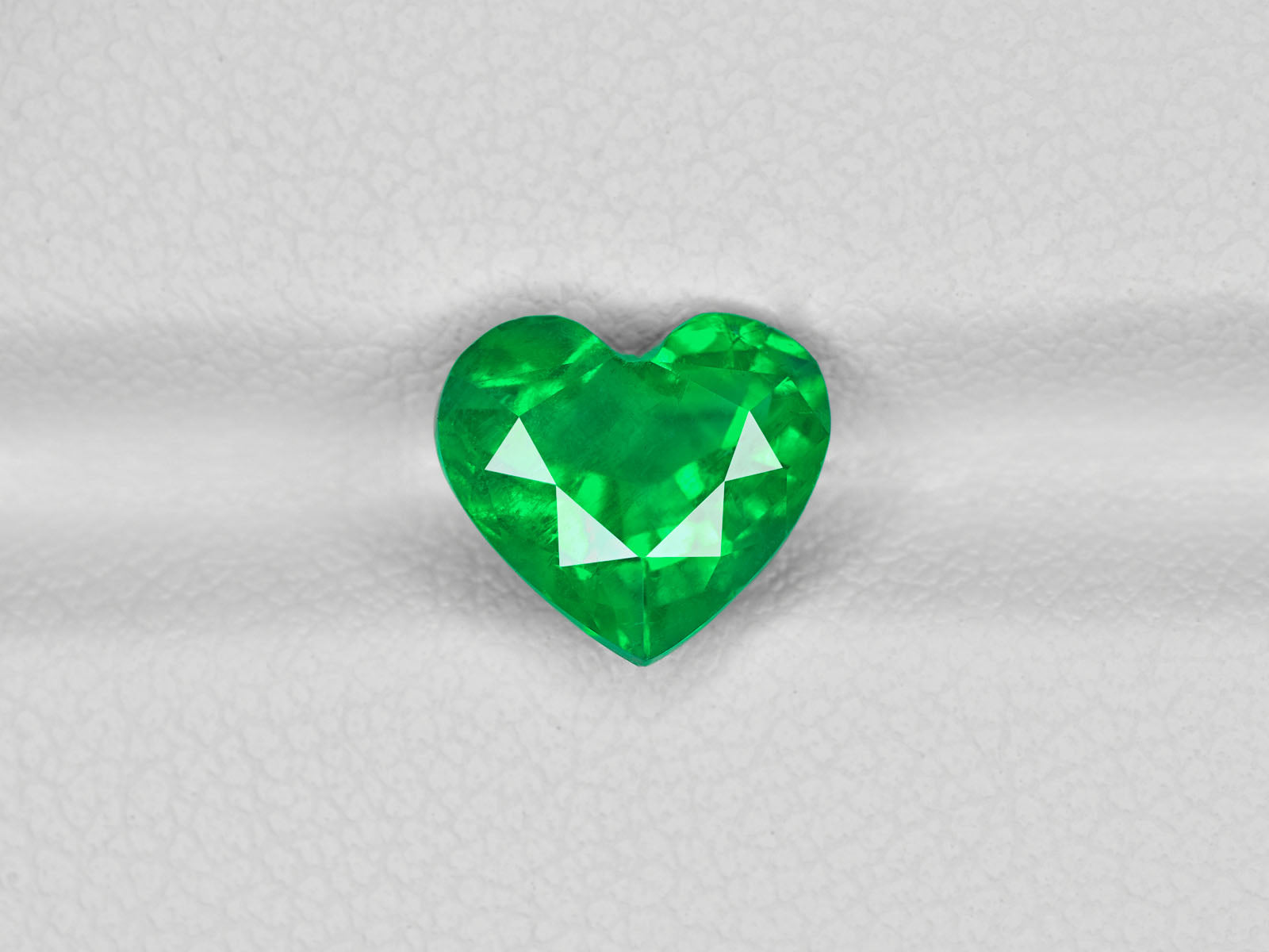 8801044-heart-fiery-intense-green-cd-colombia-natural-emerald-2.13-ct