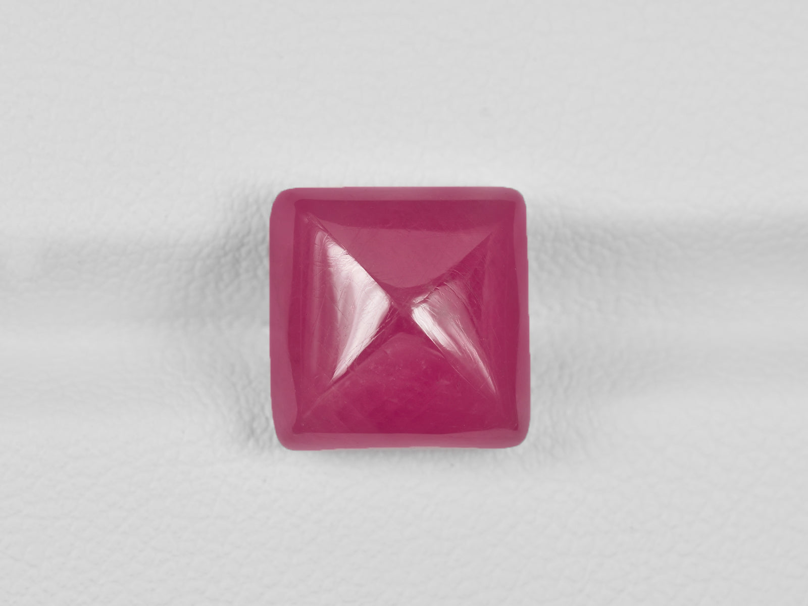 8801221-cabochon-pinkish-red-igi-guinea-natural-ruby-9.58-ct