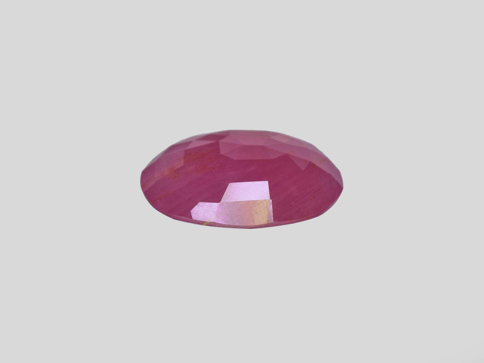 8801227-oval-pinkish-red-igi-guinea-natural-ruby-7.60-ct