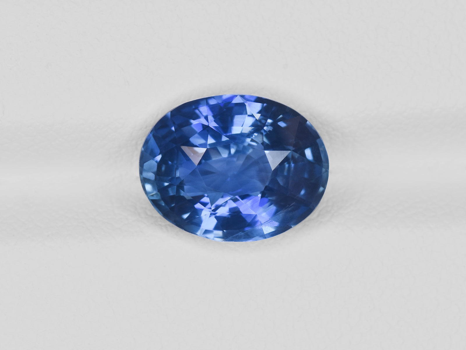 8801175-oval-lively-intense-blue-sri-lanka-natural-blue-sapphire-5.07-ct