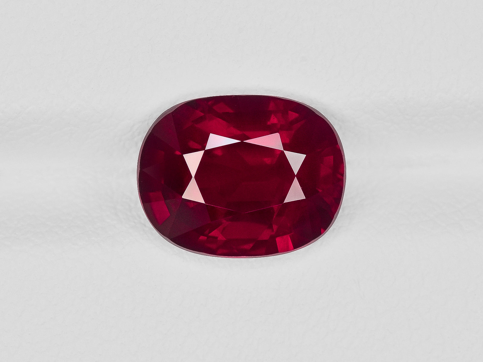 8801183-oval-velvety-pigeon-blood-red-grs-mozambique-natural-ruby-4.21-ct