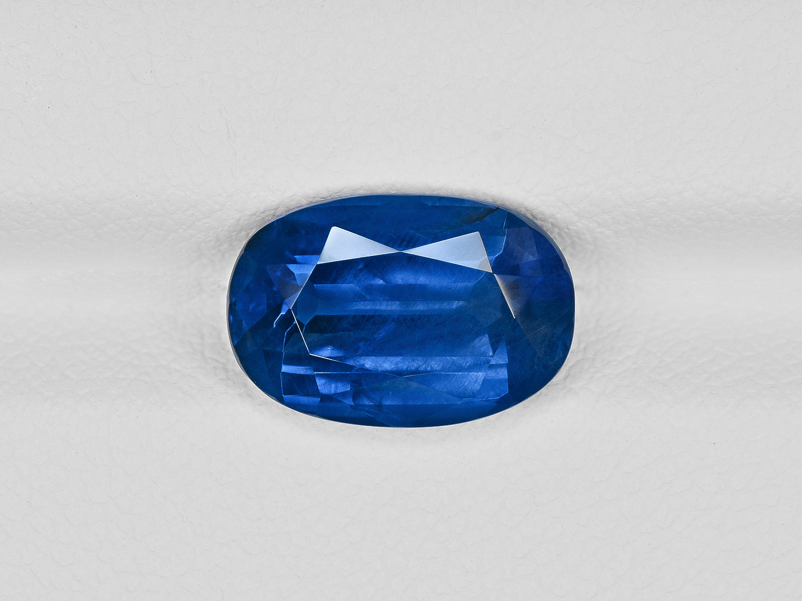 8801186-oval-rich-cornflower-blue-gubelin-burma-natural-blue-sapphire-4.78-ct