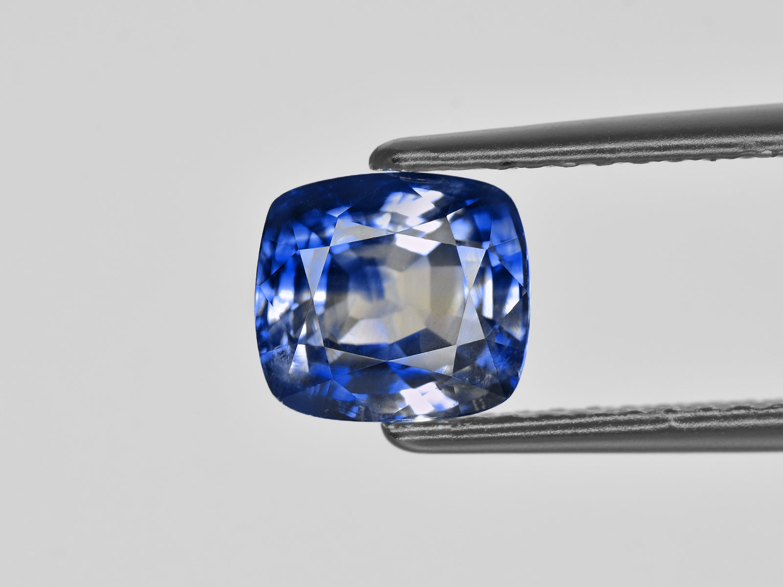 8801936-cushion-intense-royal-blue-&-colorless-bi-color-grs-kashmir-natural-blue-sapphire-3.59-ct
