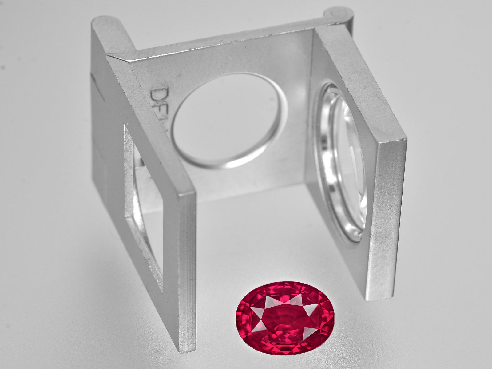 8801319-oval-fiery-vivid-red-with-slight-purplish-hue-grs-mozambique-natural-ruby-3.04-ct