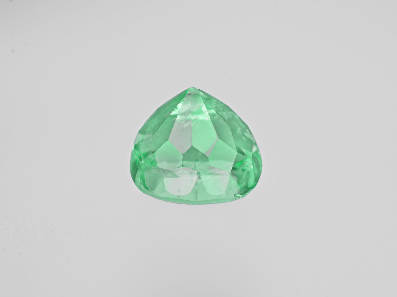 8801278-cushion-lustrous-pastel-green-colombia-natural-emerald-5.44-ct