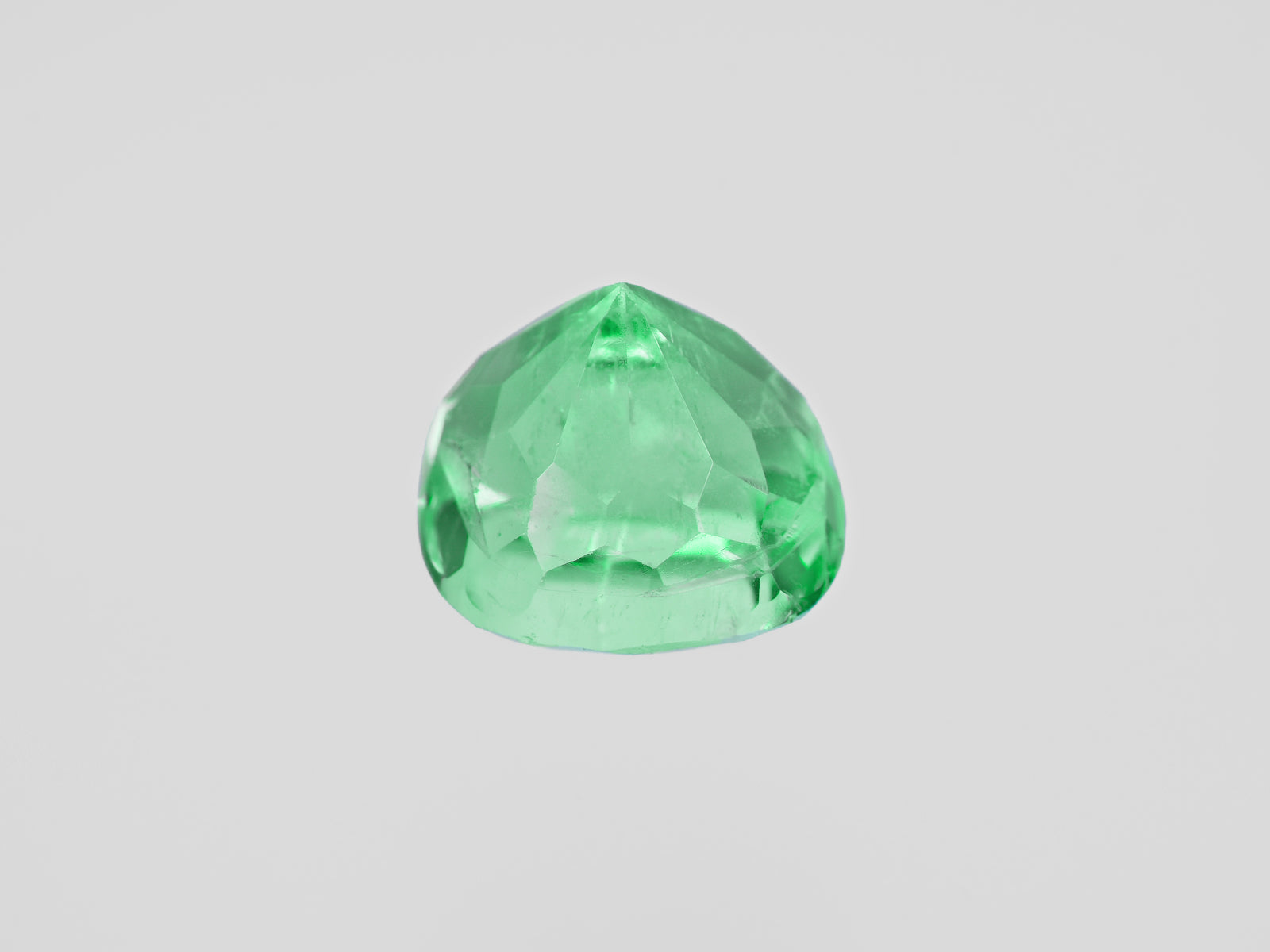8801278-cushion-lustrous-pastel-green-colombia-natural-emerald-5.44-ct