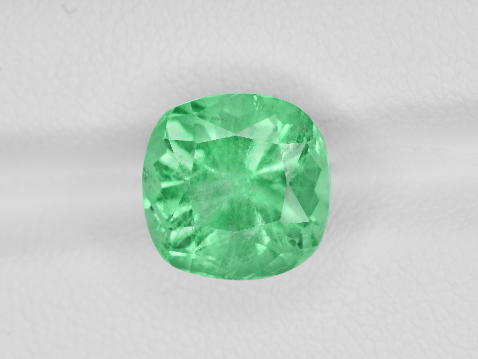 8801277-cushion-lustrous-pastel-green-grs-colombia-natural-emerald-5.15-ct