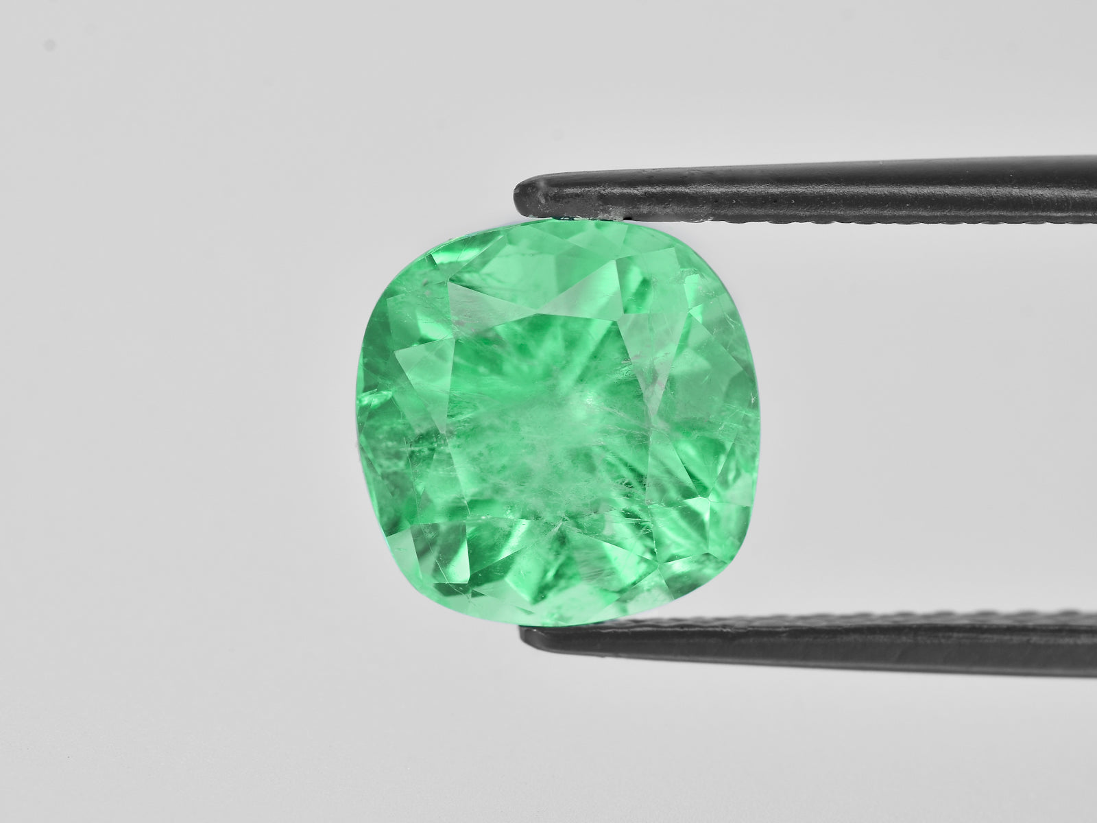 8801277-cushion-lustrous-pastel-green-grs-colombia-natural-emerald-5.15-ct