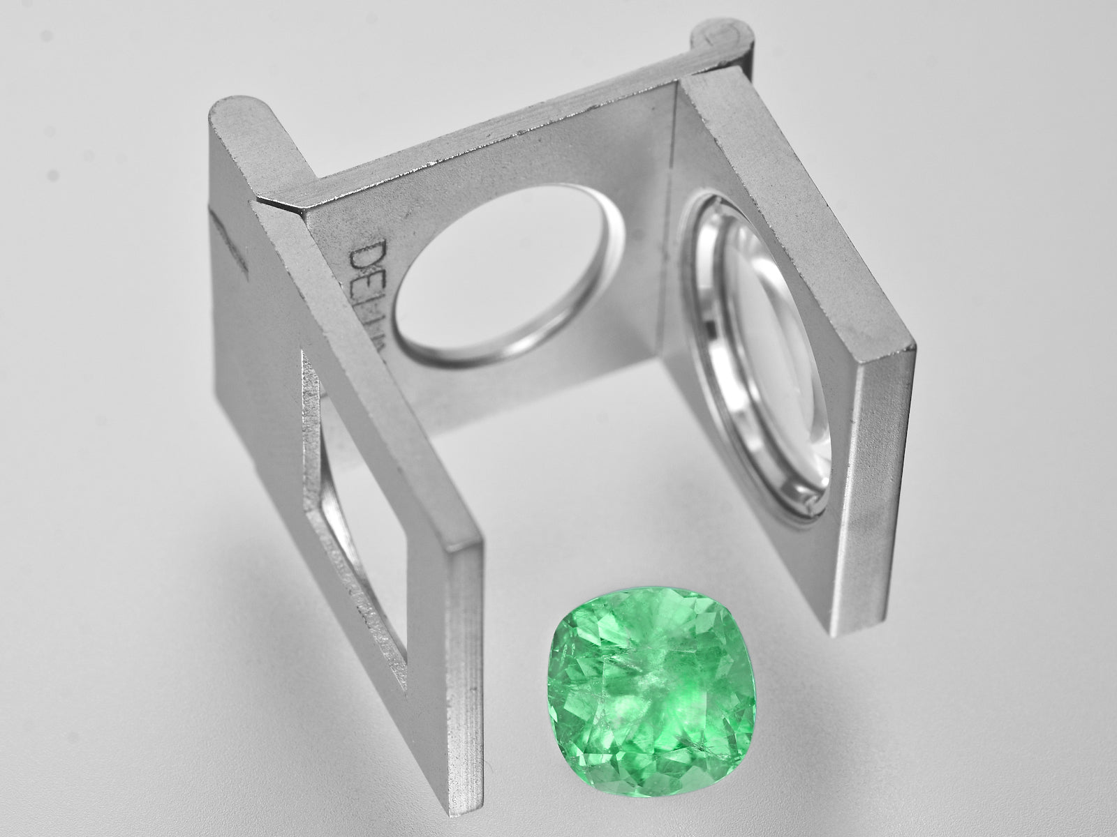 8801277-cushion-lustrous-pastel-green-grs-colombia-natural-emerald-5.15-ct