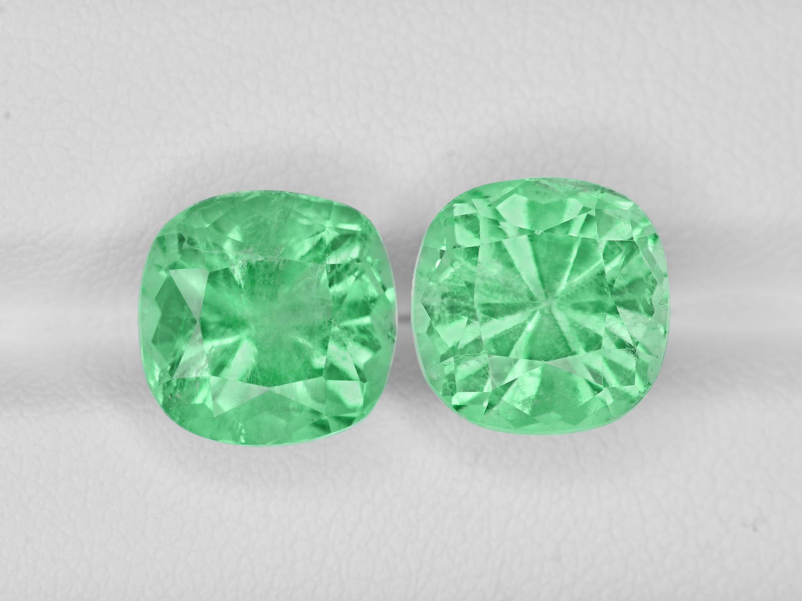 8801276-cushion-lustrous-pastel-green-grs-colombia-natural-emerald-10.59-ct