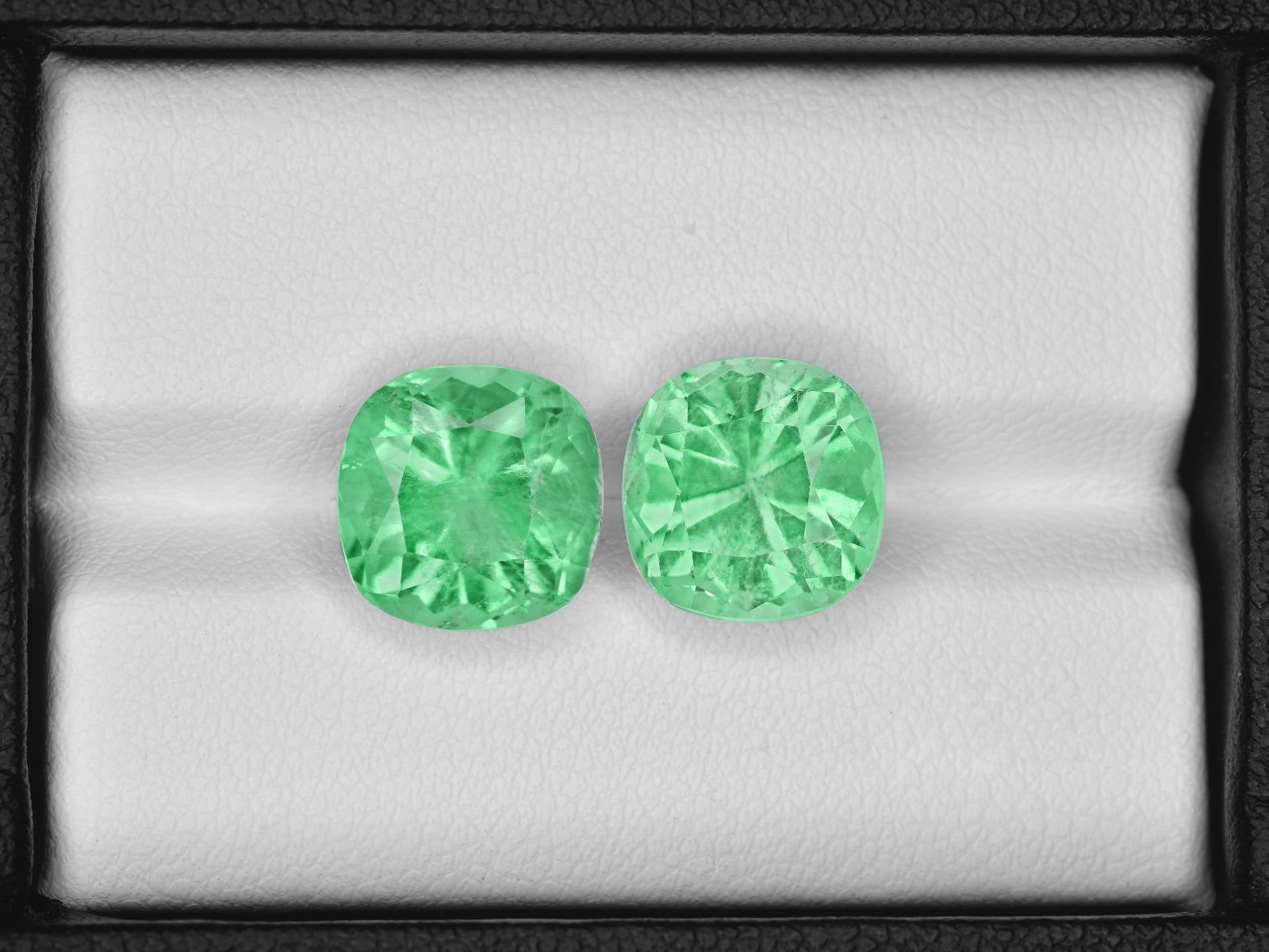 8801276-cushion-lustrous-pastel-green-grs-colombia-natural-emerald-10.59-ct