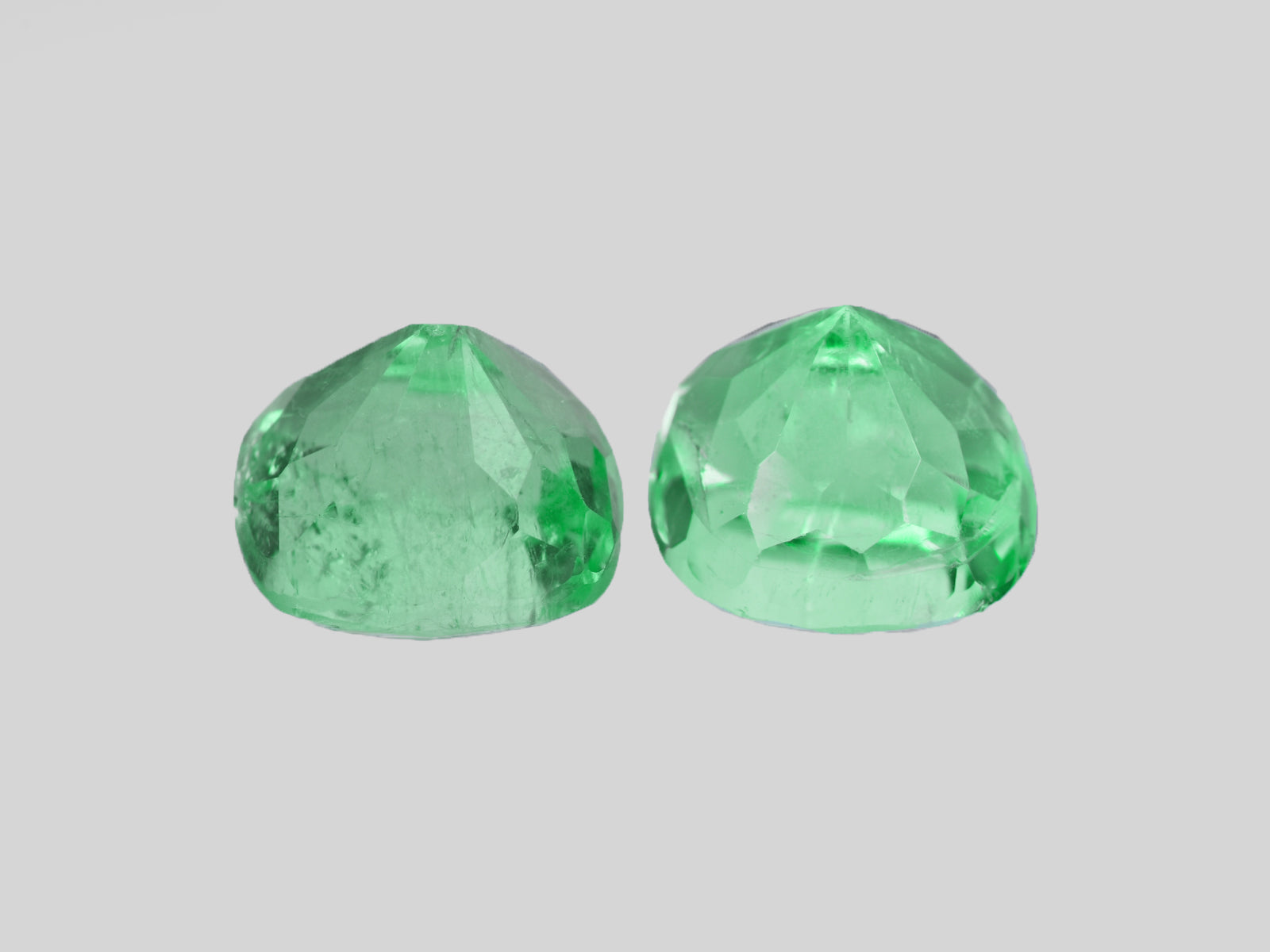 8801276-cushion-lustrous-pastel-green-grs-colombia-natural-emerald-10.59-ct