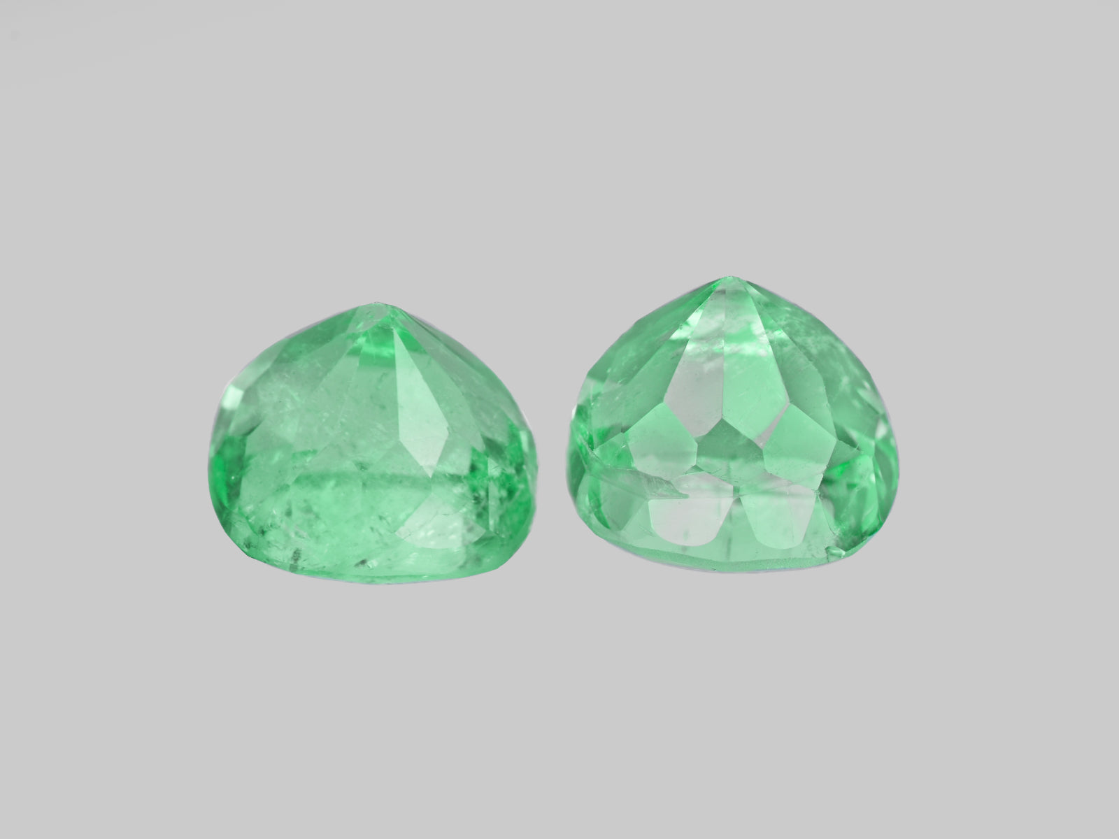 8801276-cushion-lustrous-pastel-green-grs-colombia-natural-emerald-10.59-ct